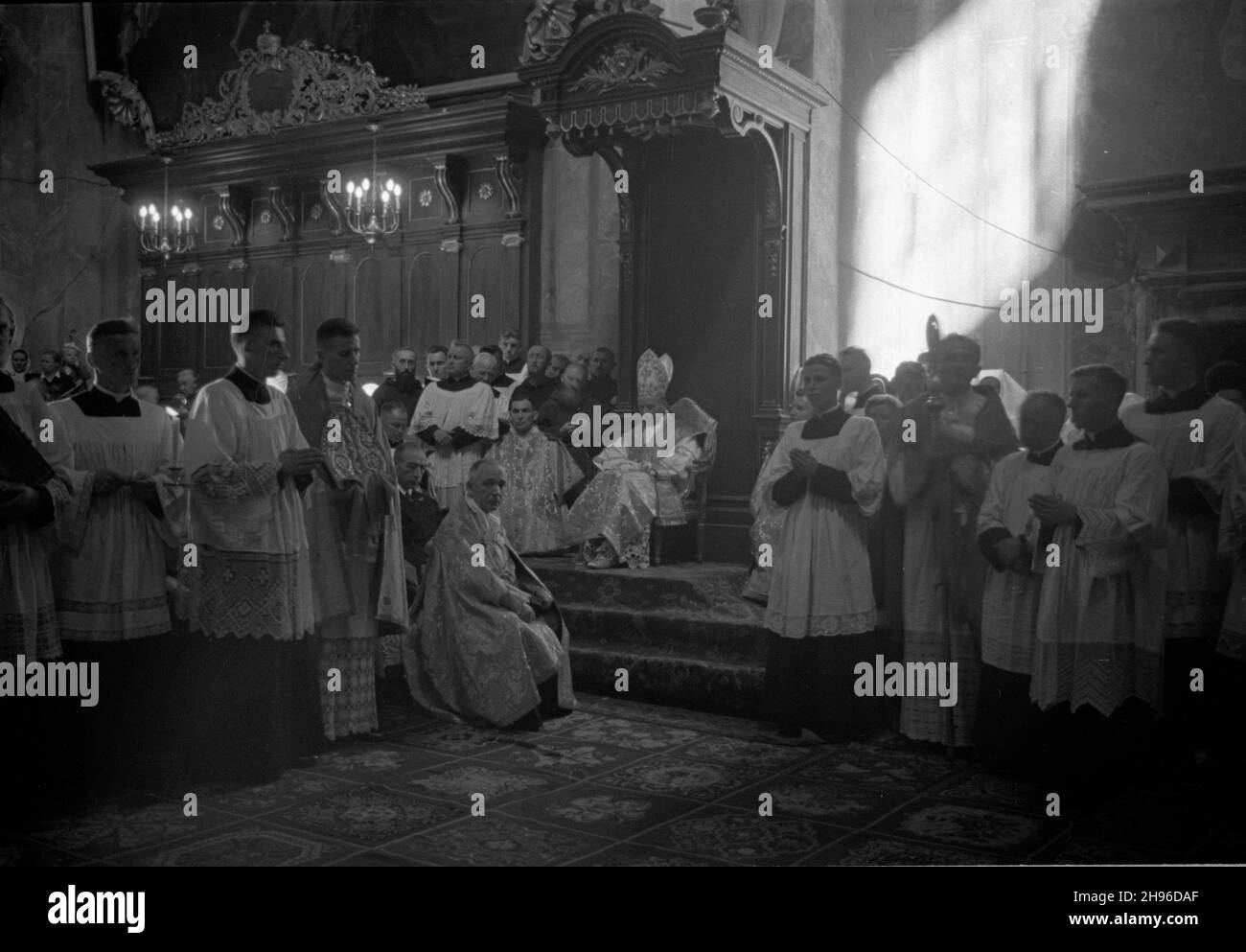 Lublin, 1947-08-03. Konsekracja biskupa Zdzis³awa Goliñskiego w katedrze lubelskiej pw. œw. Jana Chrzciciela i œw. Jana Ewangelisty. Nz. na tronie biskup lubelski Stefan Wyszyñski. wb/gr  PAP      Lublin, Aug. 3, 1947. Bishop Zdzislaw Golinski is consecrated in the St. John the Baptist and St. John the Evangelist Cathedral in Lublin. Pictured: Lublin Bishop Stefan Wyszynski (on throne). Stock Photo