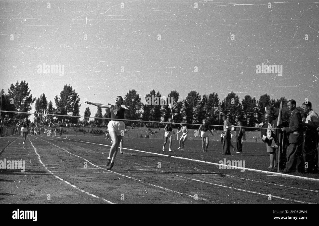 £ódŸ, 1947-08-16. I Igrzyska Spó³dzielczych Klubów Sportowych w dniach 15-17 sierpnia 1947 r. Nz. finisz jednej z konkurencji biegowych rozgrywanych na stadionie £ódzkiego Klubu Sportowego. wb/gr  PAP        Lodz, August 16, 1947. The 1st Cooperative Sport Clubs' Championships, held between August 15 and 17, 1947. Pictured: runners reach the finishing line at the stadium of Lodz Sport Club.   wb/gr  PAP Stock Photo