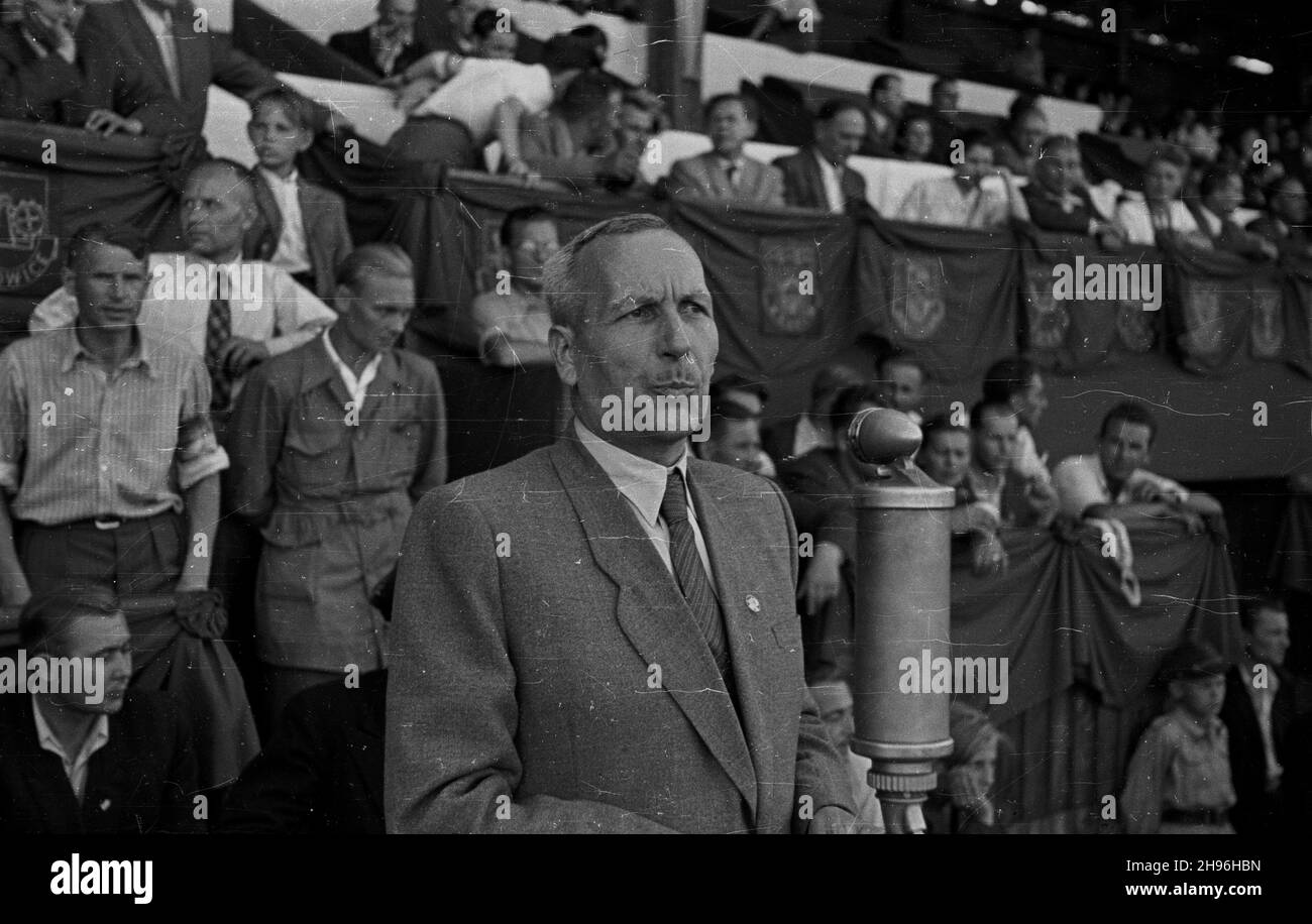 £ódŸ, 1947-08-16. Uroczystoœæ oficjalnego otwarcia I Igrzysk Spó³dzielczych Klubów Sportowych odbywaj¹cych siê w dniach 15-17 sierpnia 1947 r. Nz. przemówienie prezesa "Spo³em" Jana ¯erkowskiego. wb/gr  PAP          Lodz, August 16, 1947. The inauguration of the 1st Cooperative Sport Clubs' Championships, held between August 15 and 17, 1947. Pictured: a speech delivered by "Spolem" cooperative CEO Jan Zerkowski.  wb/gr  PAP Stock Photo