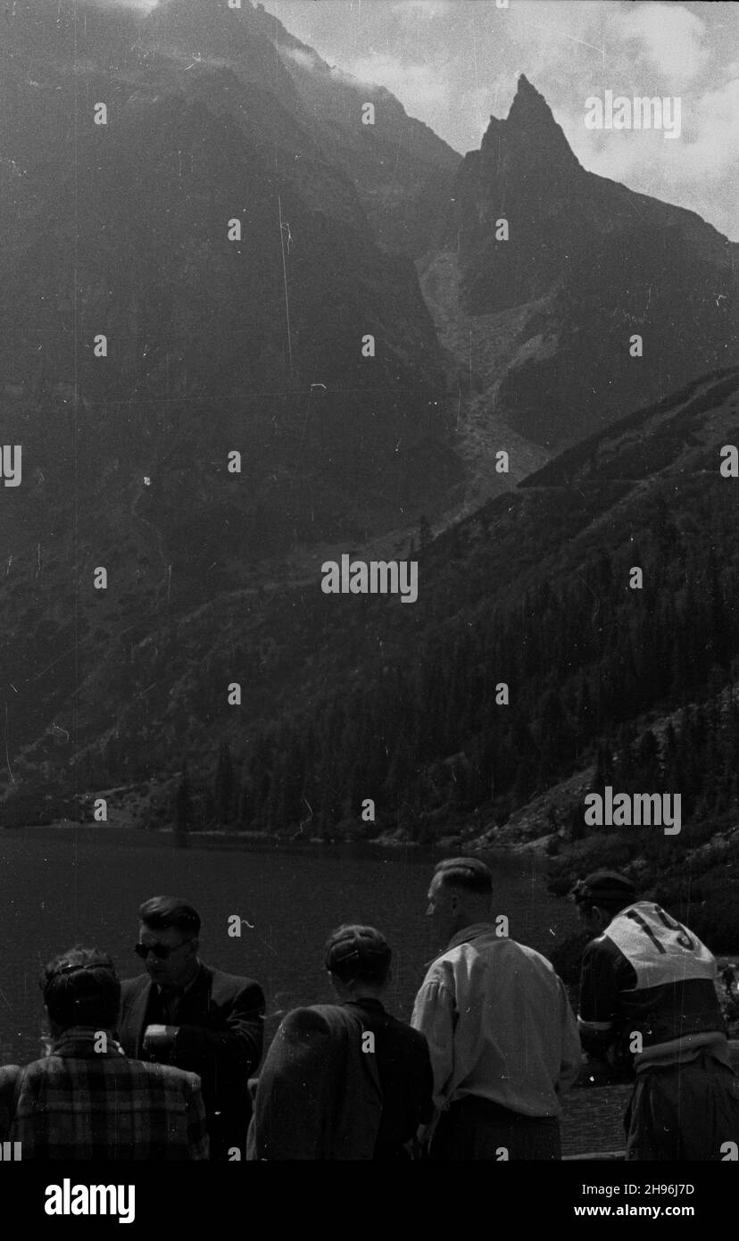 Zakopane, 1947-08-16. V Rajd Tatrzañski w dniach 15-17 sierpnia. Nz. przerwa pomiêdzy etapami w pobli¿u Morskiego Oka. W tle Mnich, samotna turnia powy¿ej po³udniowo-zachodniego brzegu Morskiego Oka. wb/gr  PAP      Zakopane, Aug. 15, 1947. 5th Tatra Rally, between 15th and 17th August. Pictured: the break between laps in the Morskie Oko area. In the background: Mnich, lonely mountain above south-west bank of Morskie Oko.  wb/gr  PAP Stock Photo