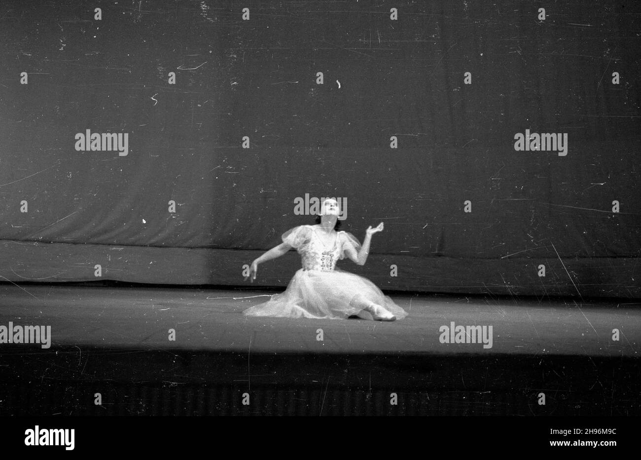 Warszawa, 1947-08-30. Wystêpy tancerzy radzieckich w Teatrze Wielkim. bb/mgs  PAP      Warsaw, Aug. 30, 1947. Performance of Soviet dancers in the Grand Theatre.  bb/mgs  PAP Stock Photo