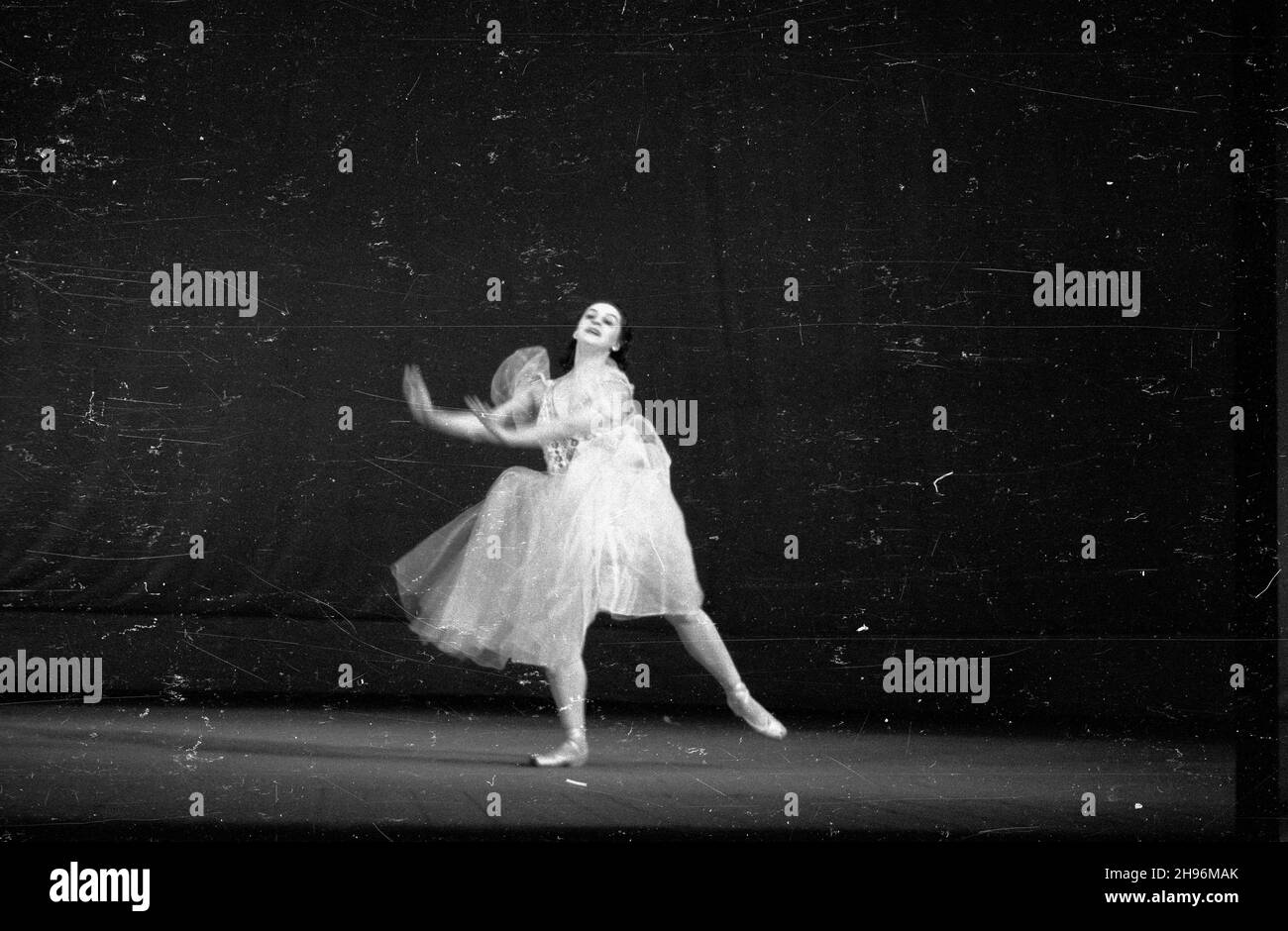 Warszawa, 1947-08-30. Wystêpy tancerzy radzieckich w Teatrze Wielkim. bb/mgs  PAP      Warsaw, Aug. 30, 1947. Performance of Soviet dancers in the Grand Theatre.  bb/mgs  PAP Stock Photo
