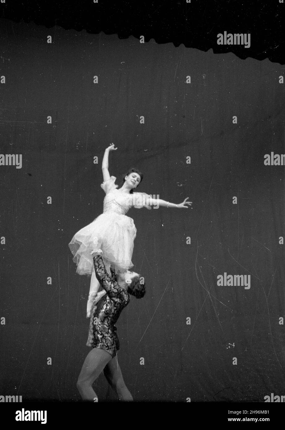Warszawa, 1947-08-30. Wystêpy tancerzy radzieckich w Teatrze Wielkim. bb/mgs  PAP      Warsaw, Aug. 30, 1947. Performance of Soviet dancers in the Grand Theatre.   bb/mgs  PAP Stock Photo