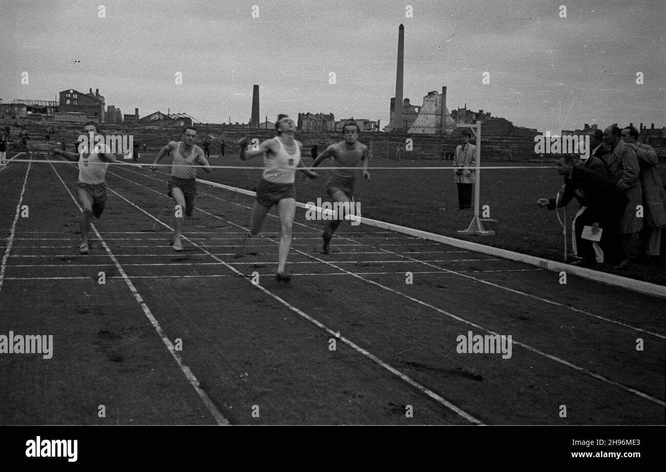 Warszawa, 1947-08-31. Miêdzynarodowe spotkanie lekkoatletyczne Praga-Warszawa na stadionie klubu sportowego Legia. Nz. zawodnicy na finiszu biegu na 400 m. po/ms PAP Warsaw, Aug. 31, 1947. An international athletics meeting (Prague vs. Warsaw) on the stadium of the Legia sport club. Pictured: a 400 meter run. po/ms PAP Stock Photo