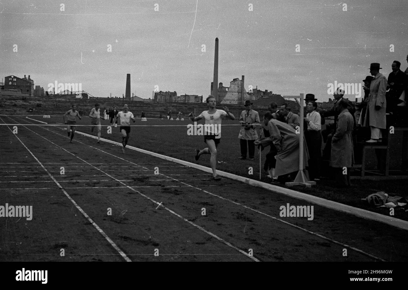 Warszawa, 1947-08-31. Miêdzynarodowe spotkanie lekkoatletyczne Praga-Warszawa na stadionie klubu sportowego Legia. Nz. zawodnicy na finiszu biegu na 400 m. po/ms PAP Warsaw, Aug. 31, 1947. An international athletics meeting (Prague vs. Warsaw) on the stadium of the Legia sport club. Pictured: men's 400 meter run, the finishing line. po/ms PAP Stock Photo