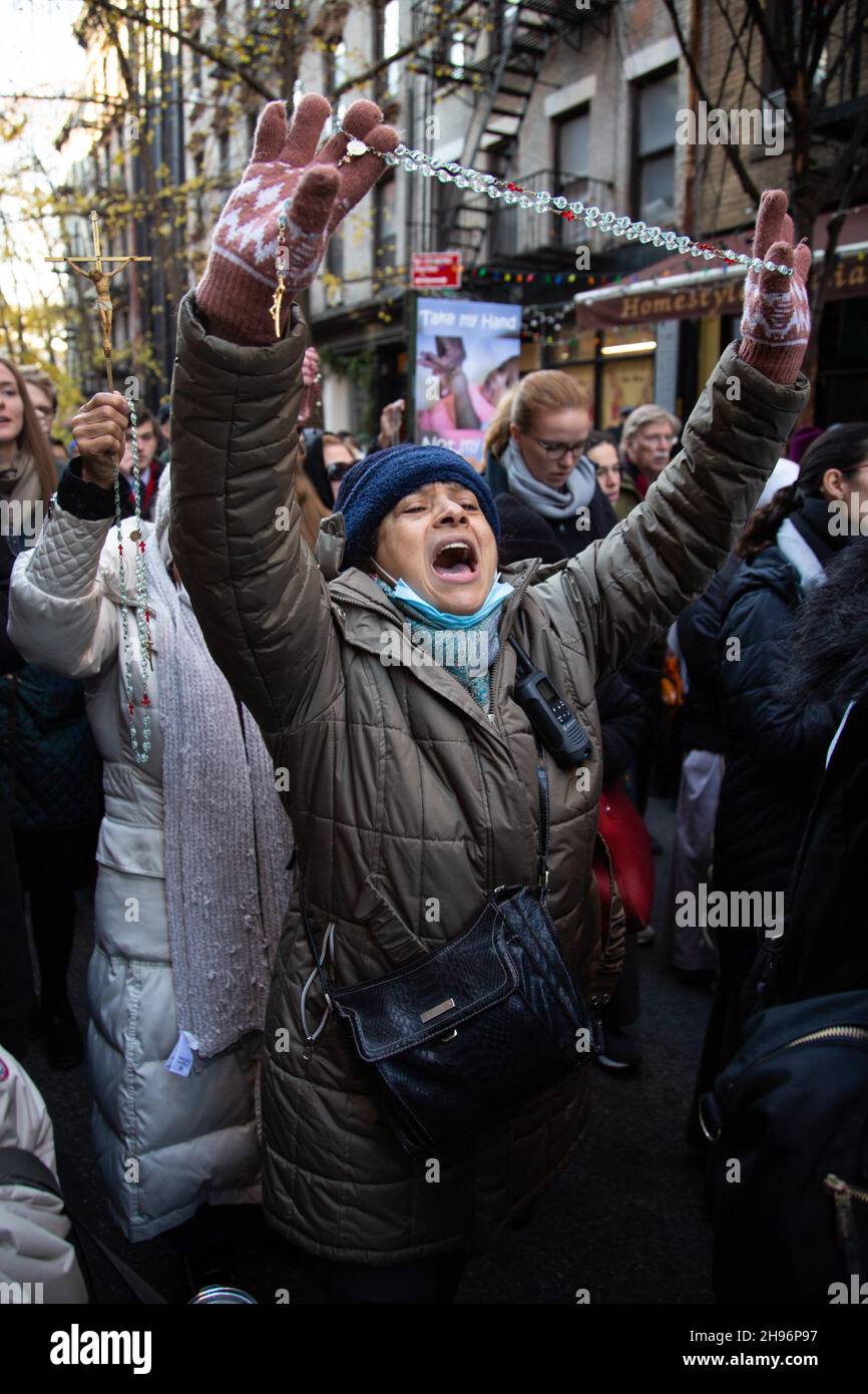 New York, United States. 04th Dec, 2021. A protester yells while holding a rosary during the demonstration.Counter-demonstrators ( pro choice) gathered at St. Patrick's Old Cathedral to disrupt a march of the pro-life church group “Witness for Life” on their way to Planned Parenthood. Counter-demonstrators with NYC for Abortion Rights shouted counter slogans to drown out the prayers of pro-lifers, as well as blocking their access to anyone entering Planned Parenthood. Credit: SOPA Images Limited/Alamy Live News Stock Photo