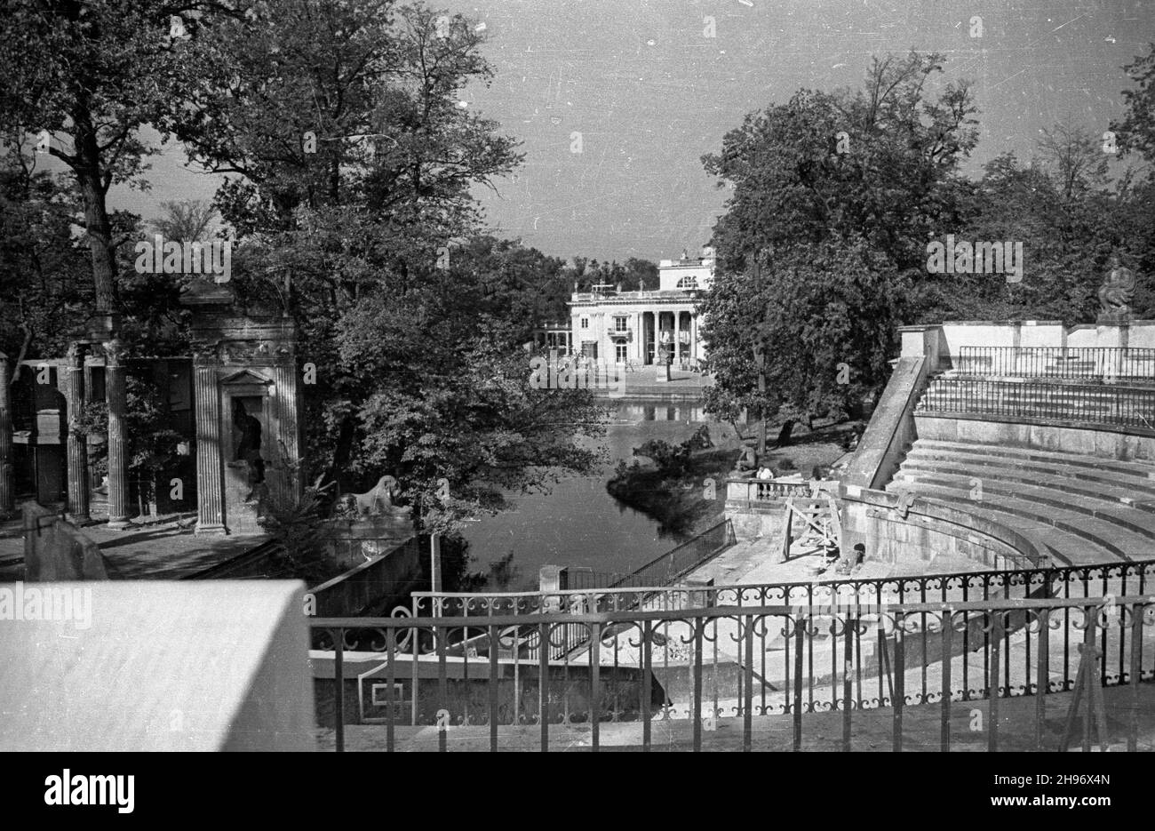 Warszawa, 1947-09. £azienki Królewskie. Teatr na Wyspie. Nz. Scena na Wyspie (po lewej) i Amfiteatr (po prawej) w trakcie remontu. W tle Pa³ac na Wodzie. bk/ppr  PAP  Dok³adny dzieñ wydarzenia nieustalony    Warsaw, Sept. 1947. Royal Lazienki Park. Theatre on the Island. Pictured: Stage on the Island (left) and Amphitheatre (right) during renovation work. In the background Palace on the Water.   bk/ppr  PAP Stock Photo