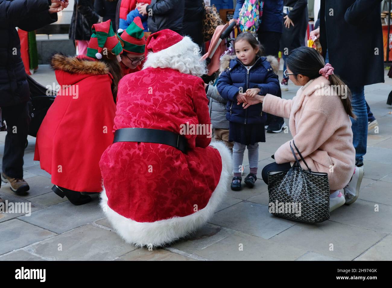 London, UK, 4th Dec, 2021. Families meet Father Christmas and elves at the Chelsea Christmas Shopping event, where visitors also enjoyed a variety of entertainment, free horse and carriage rides and in-store promotions as the countdown to Christmas continues. Credit: Eleventh Hour Photography/Alamy Live News Stock Photo
