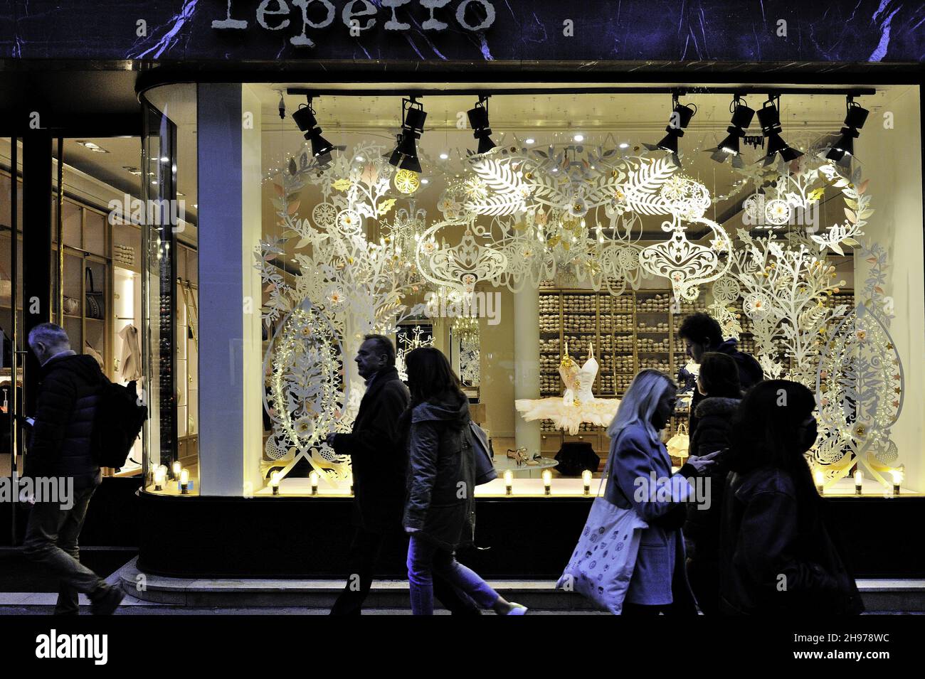 Shop window repetto hi-res stock photography and images - Alamy