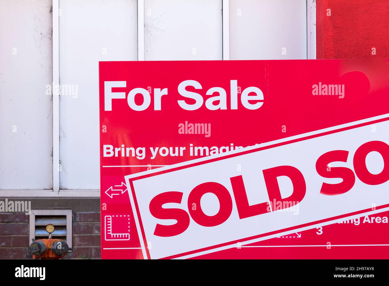 A generic for sale and sold sign on a property in Australia Stock Photo