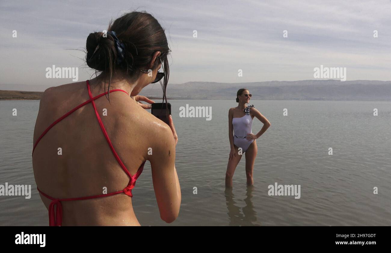 Dead Sea, Israel. 4th Dec, 2021. Miss Portugal Oricia Dominguez takes photo of Miss Poland Agata Wdowiak during a visit of Miss Universe contestants in the Dead Sea on December 04, 2021 in Kalia, Israel. The 70th Miss Universe competition will take place in Israel's Red Sea resort of Eilat despite travel restrictions due to the Omicron coronavirus variant. Credit: Eddie Gerald/Alamy Live News Stock Photo