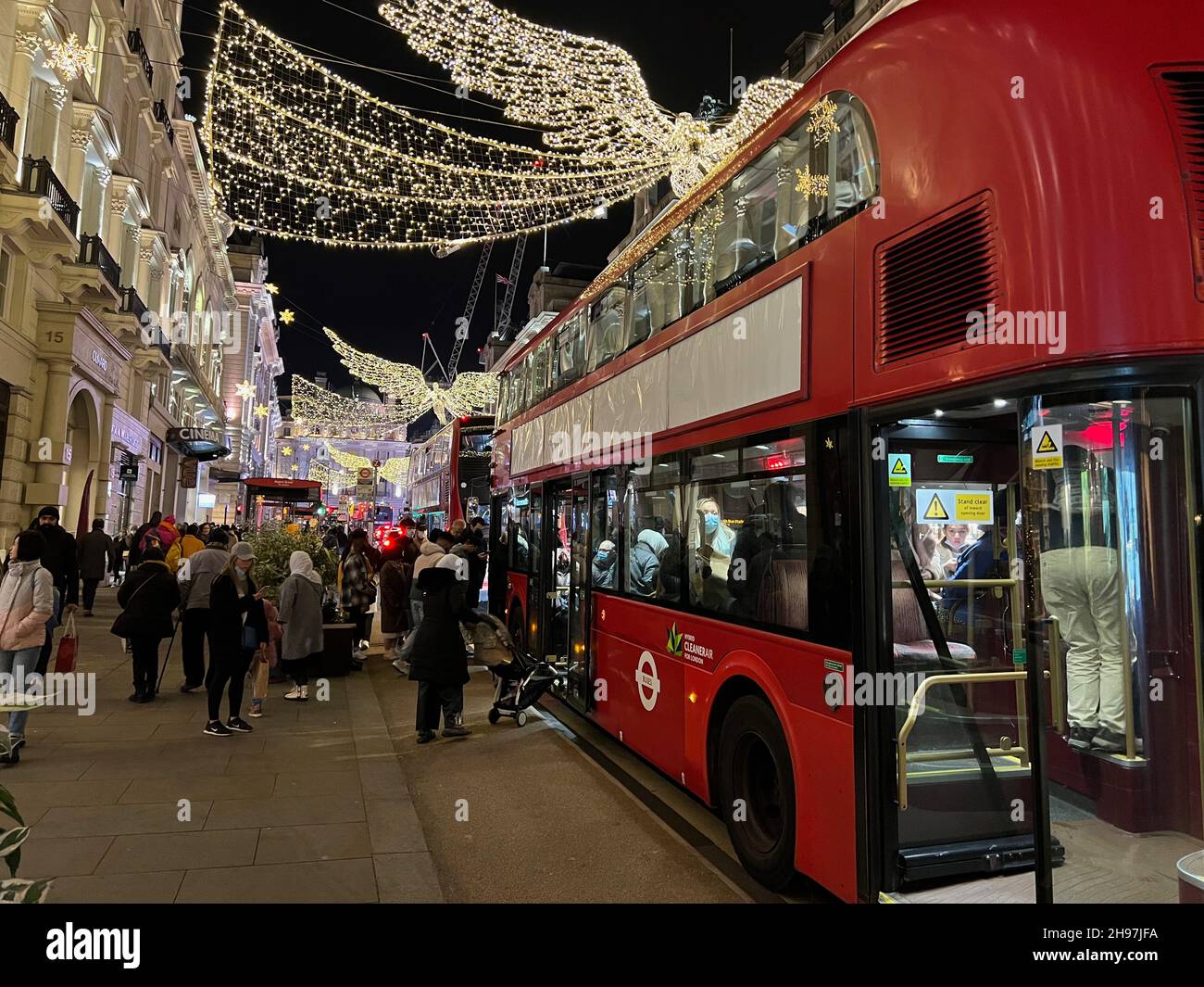 London, UK. 04th Dec, 2021. Cars and pedestrians crowd Regent Street near London's Piccadilly Circus on Dec. 4, 2021. The United Kingdom imposed new measures amid the Omicron COVID-19 variant. (Photo by Samuel Rigelhaupt ) Credit: Sipa USA/Alamy Live News Stock Photo
