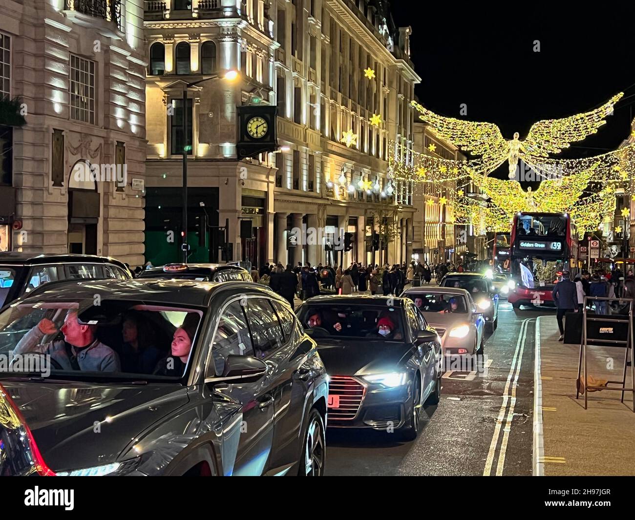 London, UK. 04th Dec, 2021. Cars and pedestrians crowd Regent Street near London's Piccadilly Circus on Dec. 4, 2021. The United Kingdom imposed new measures amid the Omicron COVID-19 variant. (Photo by Samuel Rigelhaupt ) Credit: Sipa USA/Alamy Live News Stock Photo