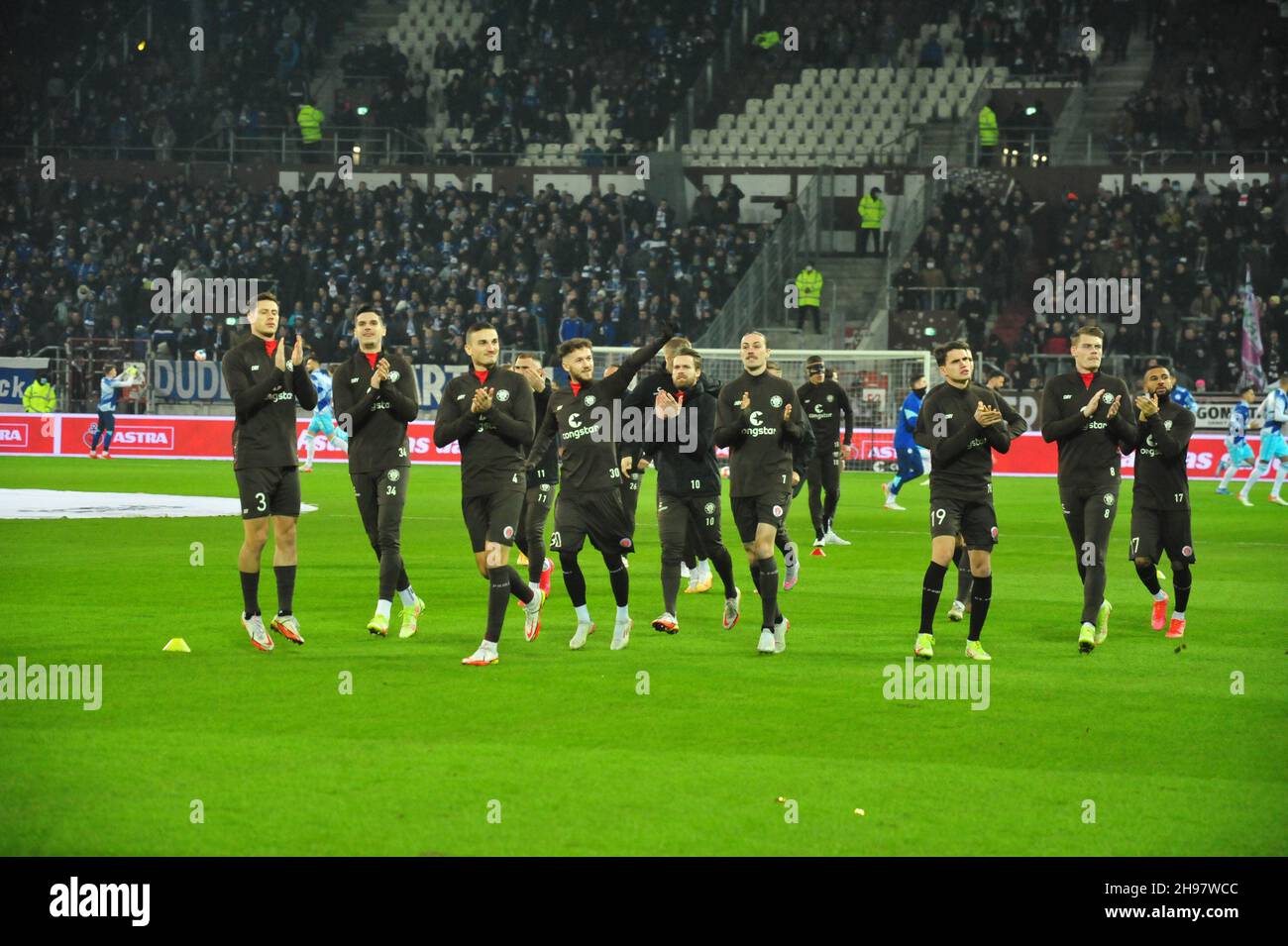 Einlauf der Mannschaft des FC St. Pauli vor dem Match gegen den FC Schalke 04 am Millerntor, Hamburg, Deutschland Stock Photo
