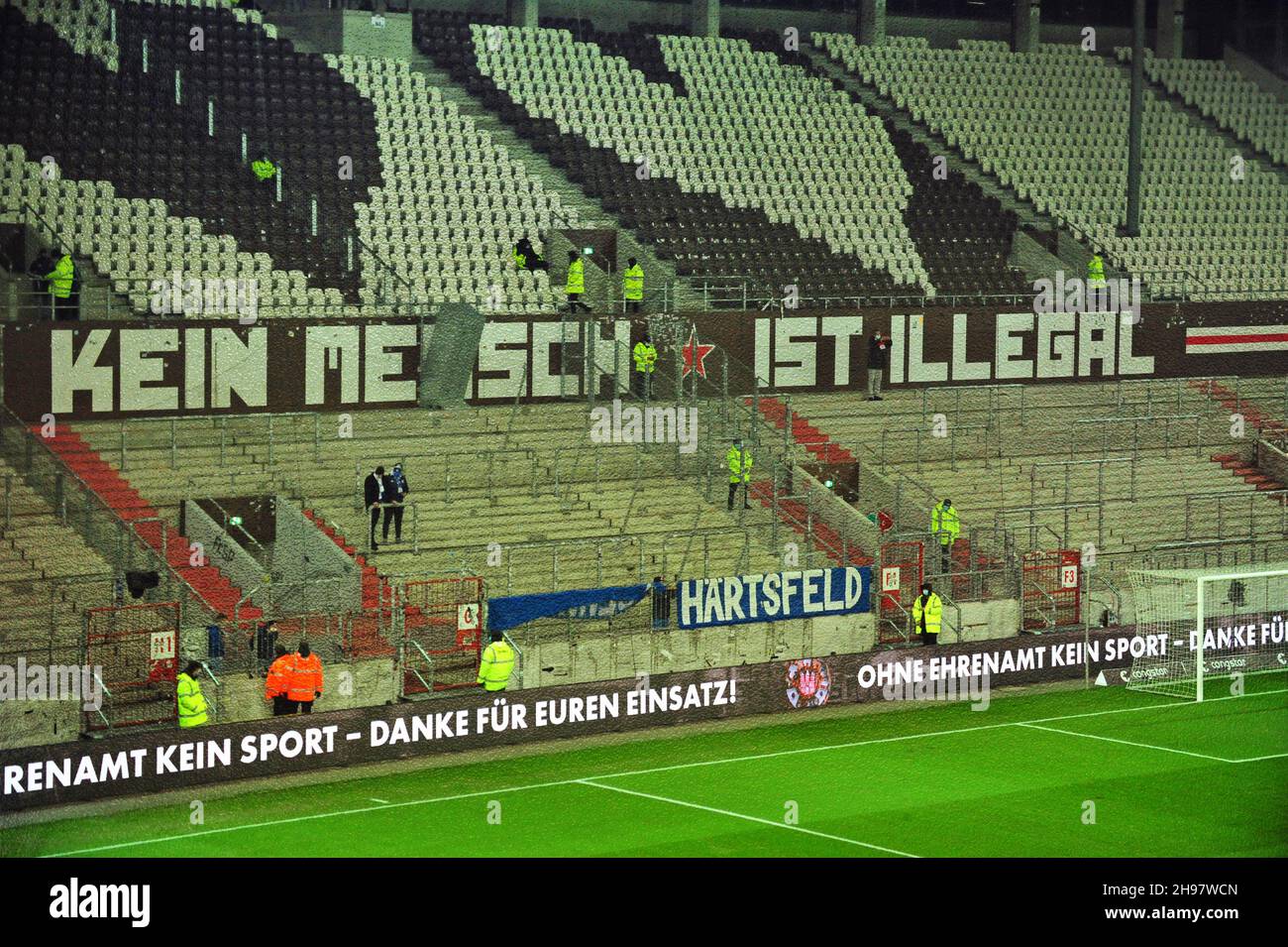 Nordkurve im Millerntor-Stadion vor dem Bundesliga-Spiel FC St. Pauli vs. FC Schalke 04, Hamburg Stock Photo