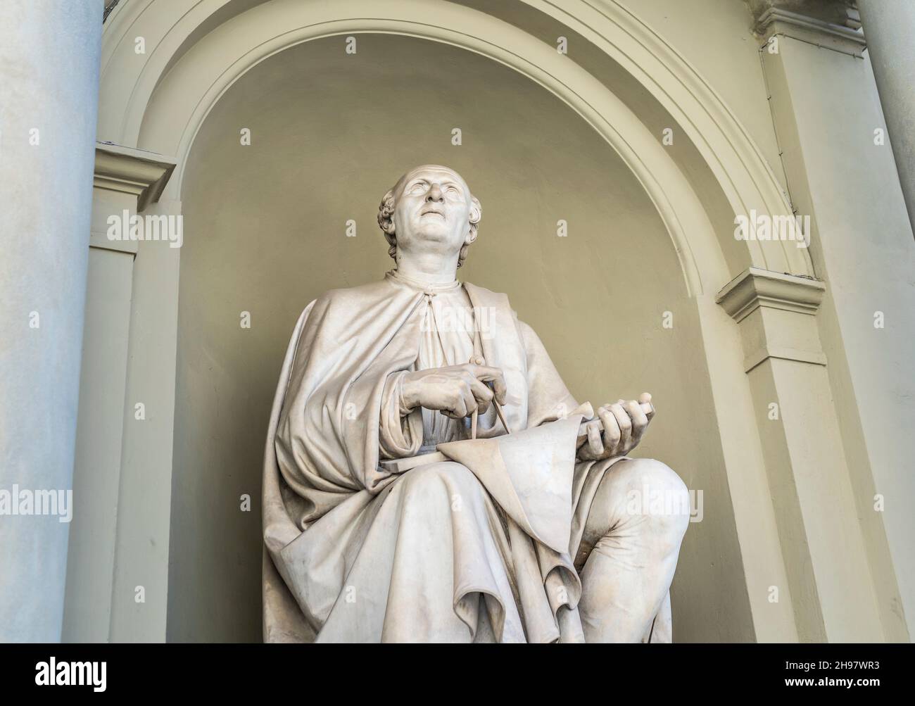 Statue of Florentine architect Filippo Brunelleschi, in a niche in front of the right side of Florence Cathedral, Florence city center, Tuscany, Italy Stock Photo