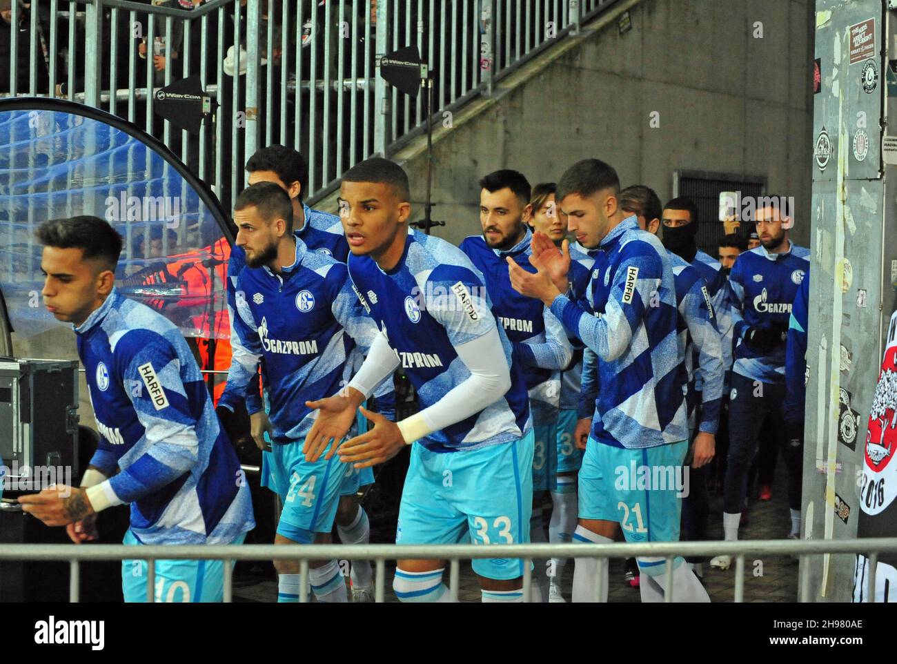 Einlauf der Mannschaft des FC Schalke 04 vor dem Match gegen den FC St. Pauli am Hamburger Millerntor Stock Photo