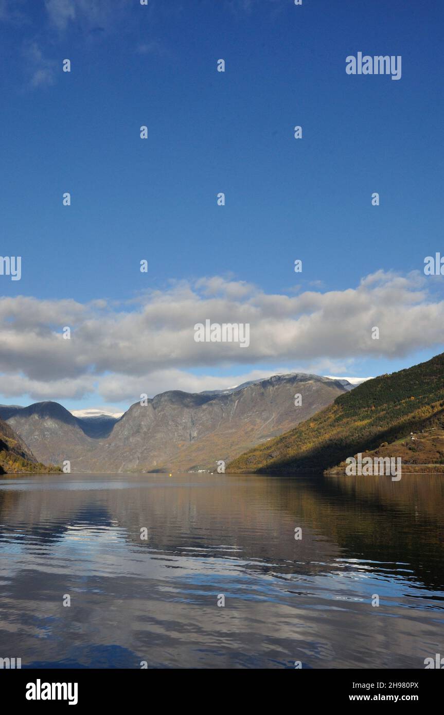 Der Aurlandsfjord bei Flam in Norwegen bietet ein umwerfendes Naturschauspiel und lässt die Seele zur Ruhe kommen. Stock Photo