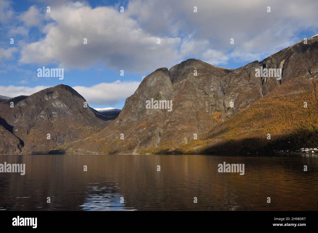 Der Aurlandsfjord bei Flam in Norwegen bietet ein umwerfendes Naturschauspiel und lässt die Seele zur Ruhe kommen. Stock Photo