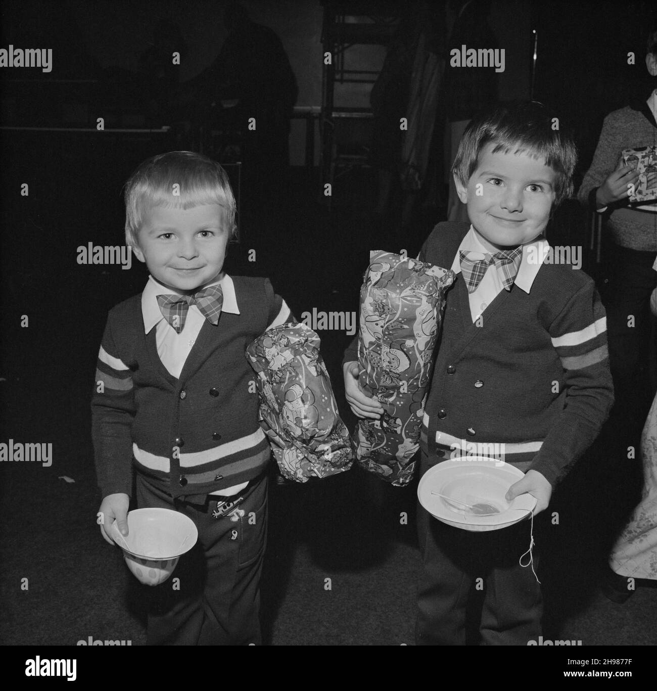 John Laing and Son Limited, Page Street, Mill Hill, Barnet, London, 16/12/1978. Two young boys in matching outfits holding presents and party hats at the Laing children's Christmas party at Mill Hill. Stock Photo