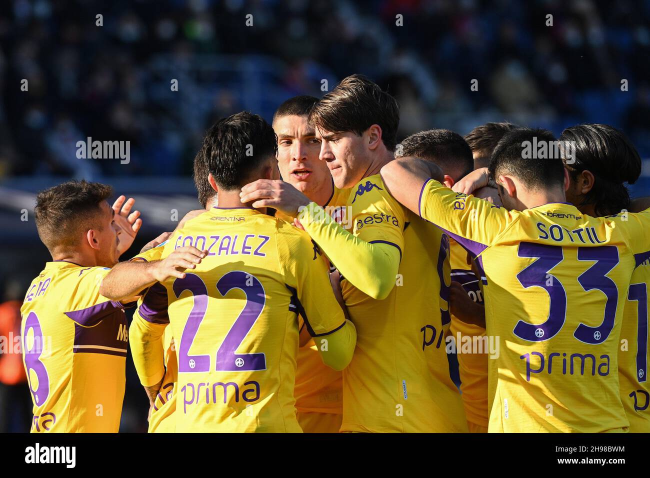 Bologna, Italy. 05th Dec, 2021. Fiorentina Team celebrating Dusan Vloahovic after his goal during Bologna FC vs ACF Fiorentina, italian soccer Serie A match in Bologna, Italy, December 05 2021 Credit: Independent Photo Agency/Alamy Live News Stock Photo