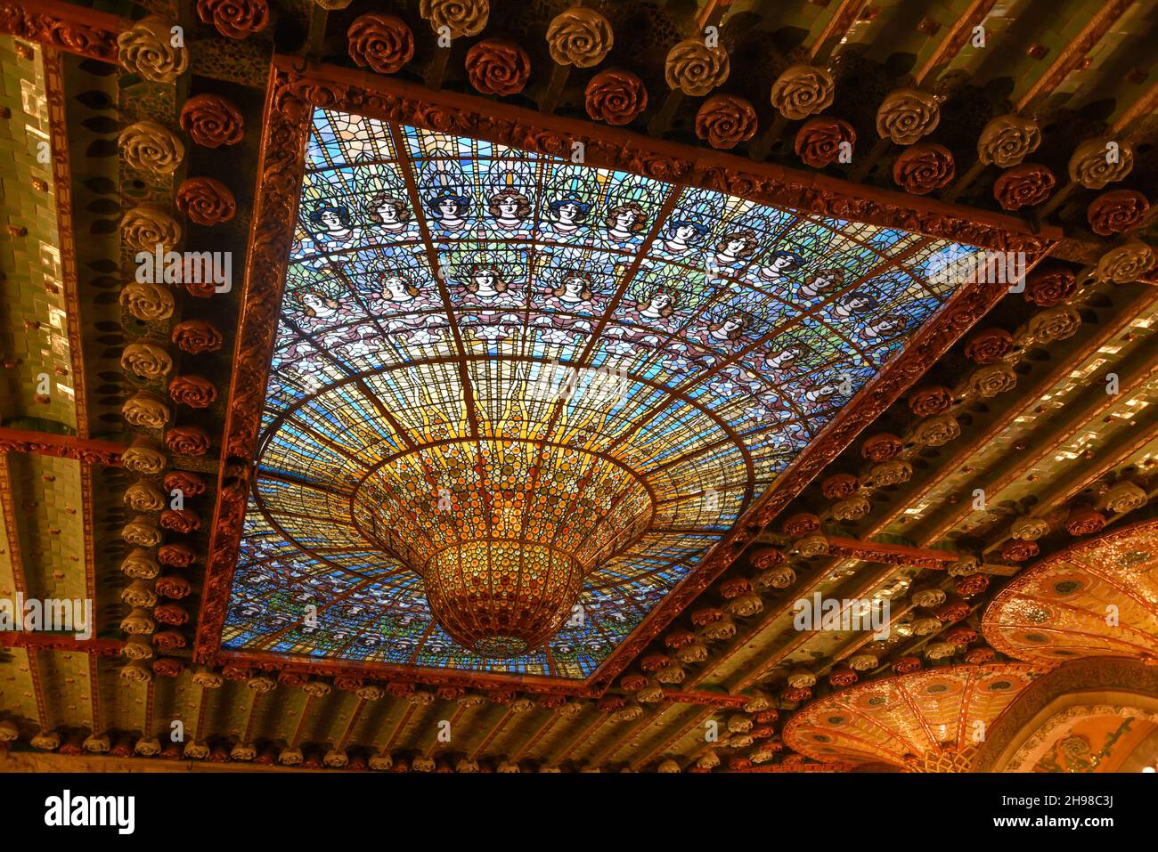 Barcelona Spain 23 Nov 2021 Stained glass Dome Ceiling Palau De La barcelona-spain-23-nov-2021-stained-glass-dome-ceiling-palau-de-la