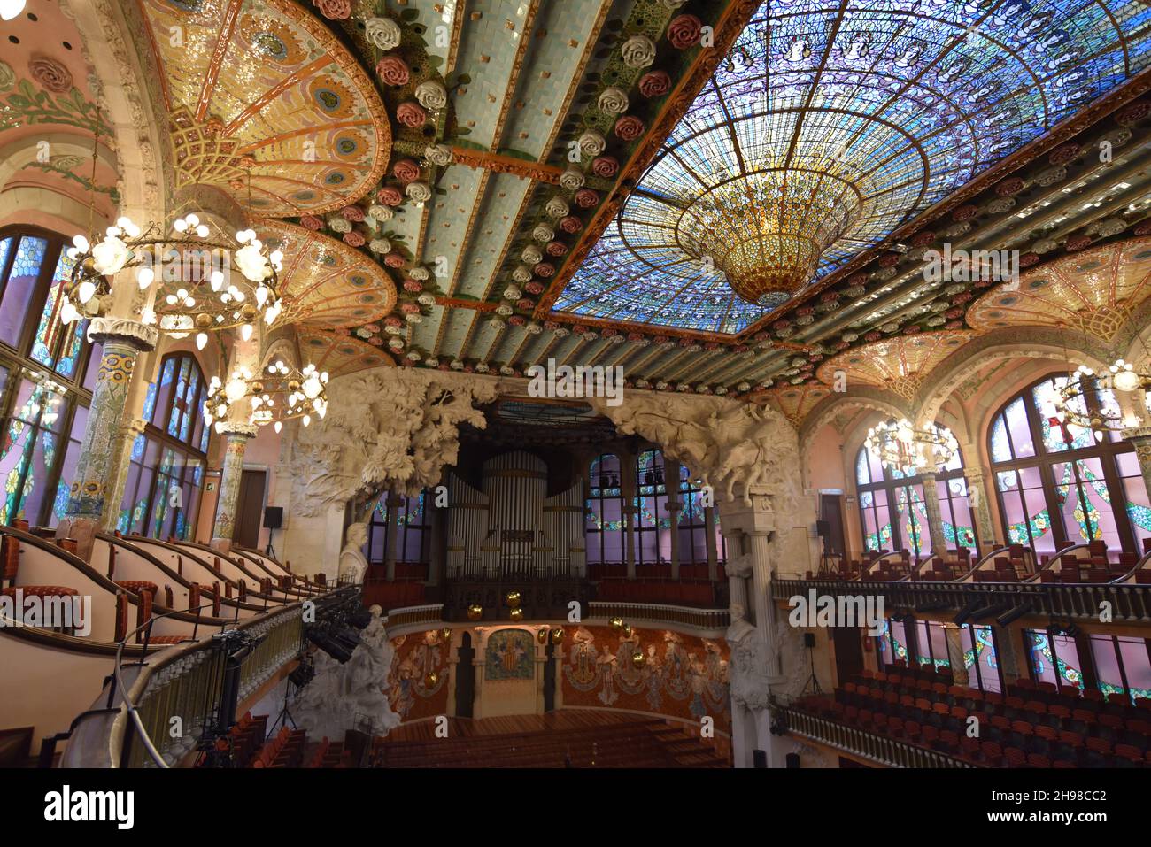 Barcelona Spain 23 Nov 2021 Stained glass Dome Ceiling Palau De La barcelona-spain-23-nov-2021-stained-glass-dome-ceiling-palau-de-la