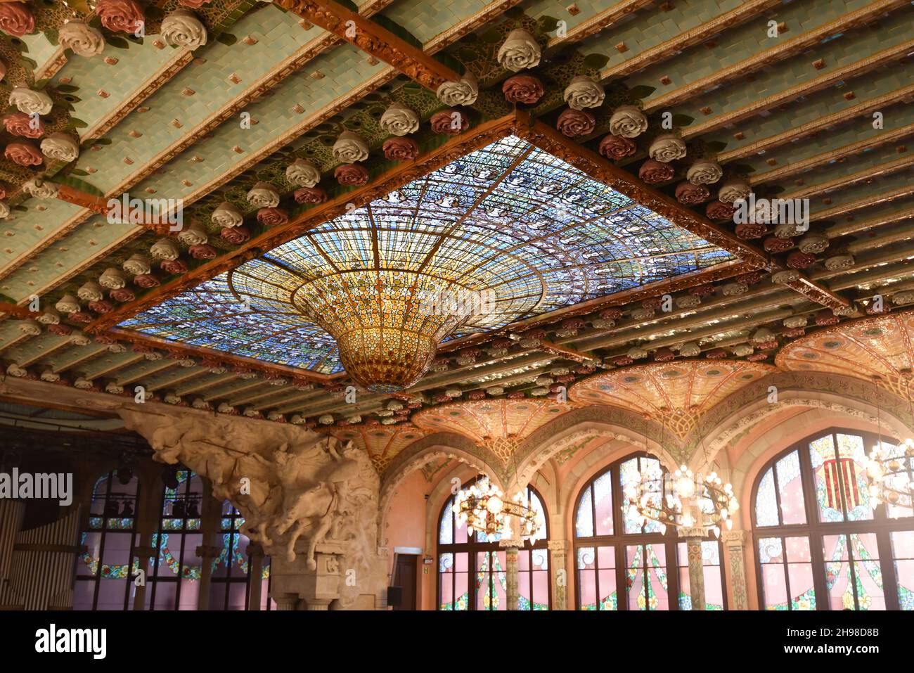 Barcelona Spain 23 Nov 2021 Stained glass Dome Ceiling Palau De La barcelona-spain-23-nov-2021-stained-glass-dome-ceiling-palau-de-la