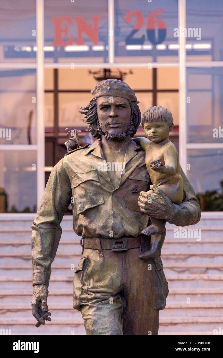 Sculpture Che With Child by Casto Solano, Santa Clara, Villa Clara, Cuba  Stock Photo - Alamy