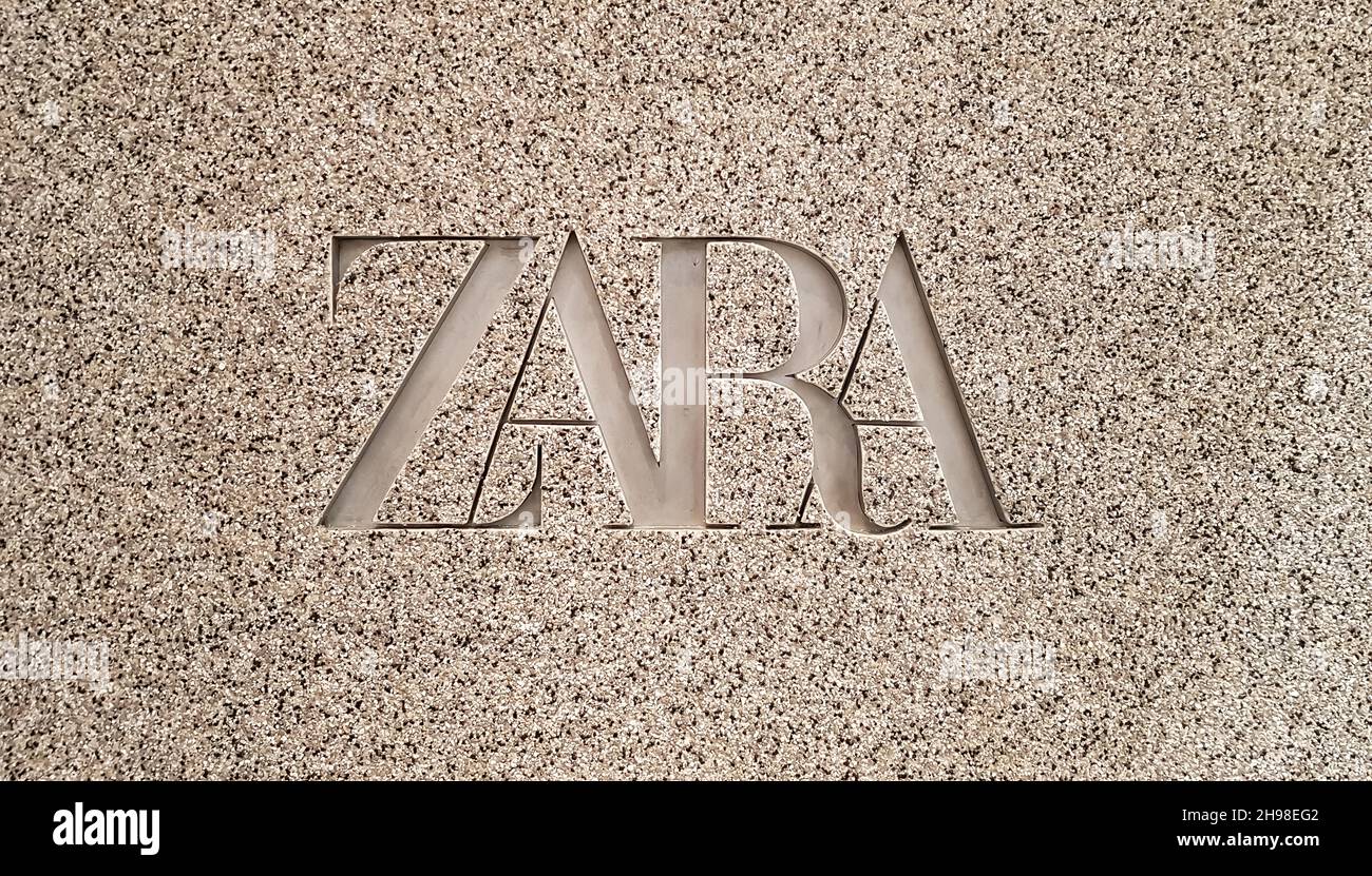 New logo for a fashion brand in a shopping center. Zara store. Spanish  clothing and accessories retailer. Flagship chain of stores of the Inditex  Stock Photo - Alamy