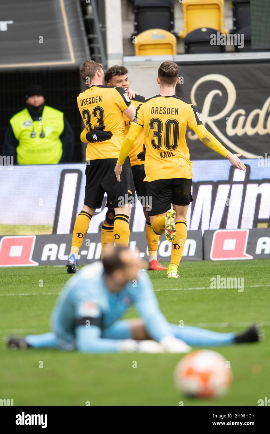 Dresden, Germany. 15th Nov, 2020. Football: 3rd division, SG Dynamo Dresden  - TSV 1860 Munich, 10th matchday, at the Rudolf-Harbig-Stadium Dynamos  Yannick Stark (3rd from left) cheers after his goal for 1:1