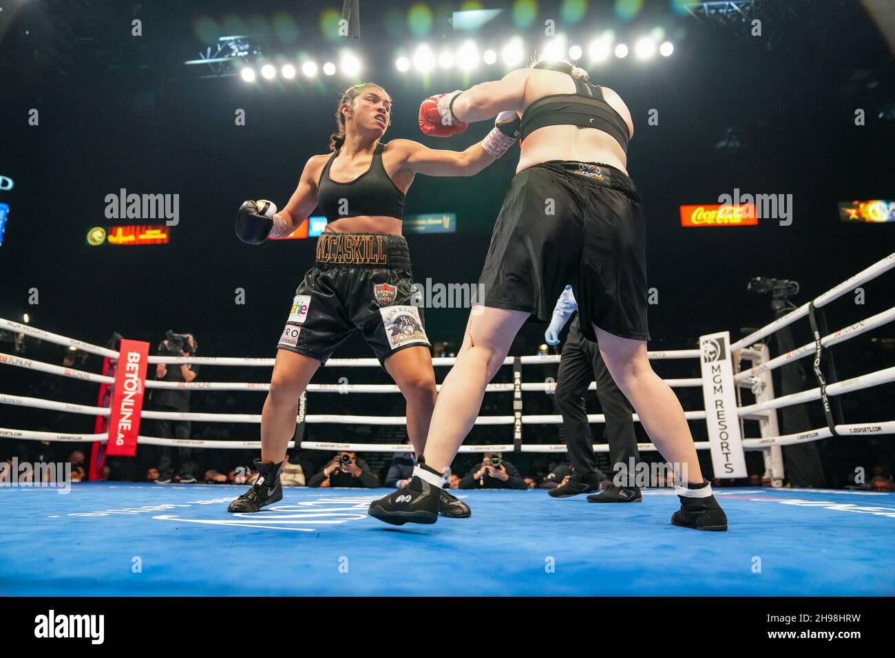 December 4, 2021, Las Vegas, LAS VEGAS, NV, United States: LAS VEGAS, NV - DECEMBER 4: (L-R) Jessica McCaskill punches Kandi Wyatt during their welterweight title bout at the MGM Grand Garden Arena on December 4, 2021 in Las Vegas, United States. (Credit Image: © Louis Grasse/PX Imagens via ZUMA Press Wire) Stock Photo