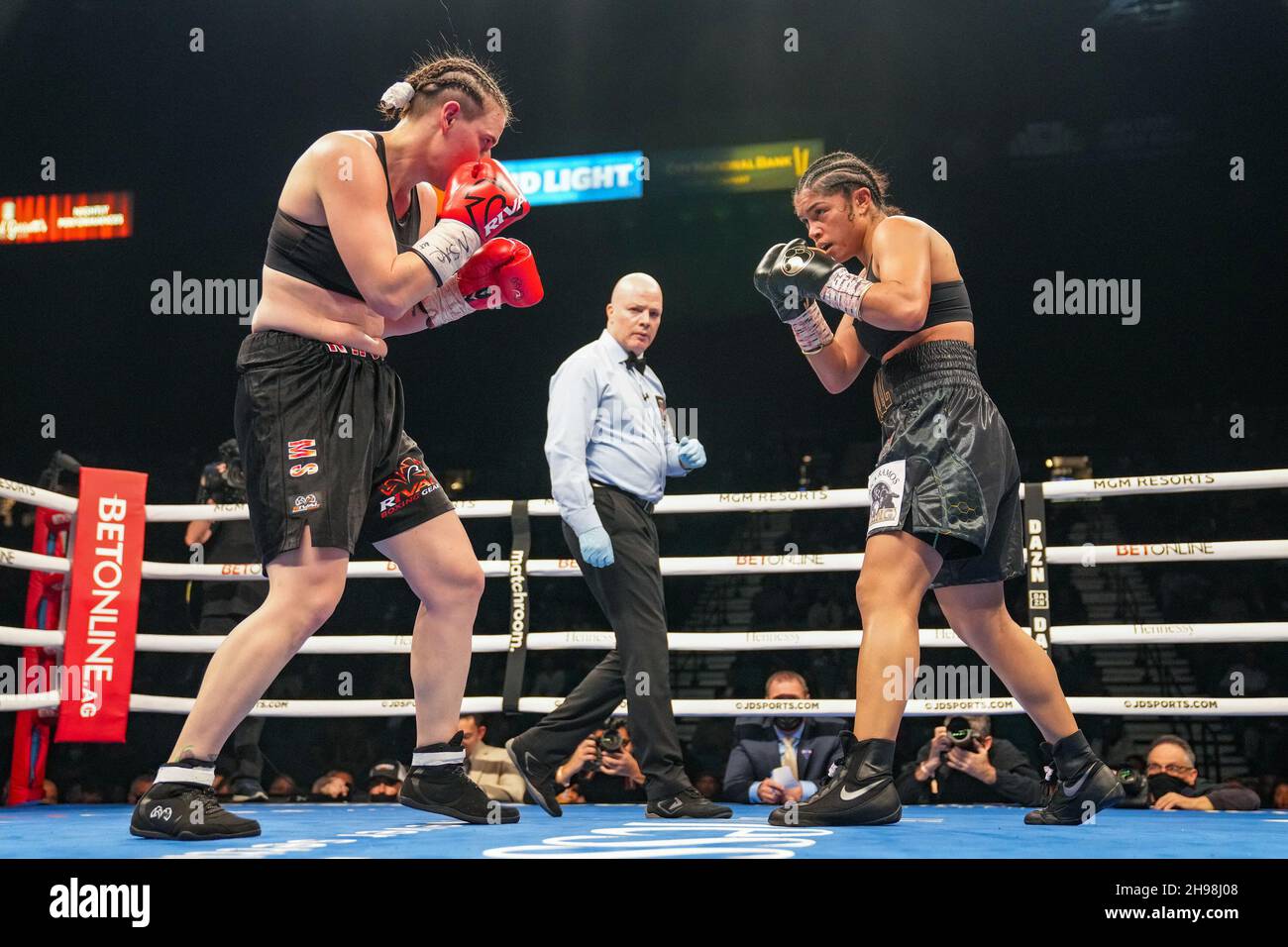 December 4, 2021, Las Vegas, LAS VEGAS, NV, United States: LAS VEGAS, NV - DECEMBER 4: (R-L) Jessica McCaskill battles Kandi Wyatt during their welterweight title bout at the MGM Grand Garden Arena on December 4, 2021 in Las Vegas, United States. (Credit Image: © Louis Grasse/PX Imagens via ZUMA Press Wire) Stock Photo