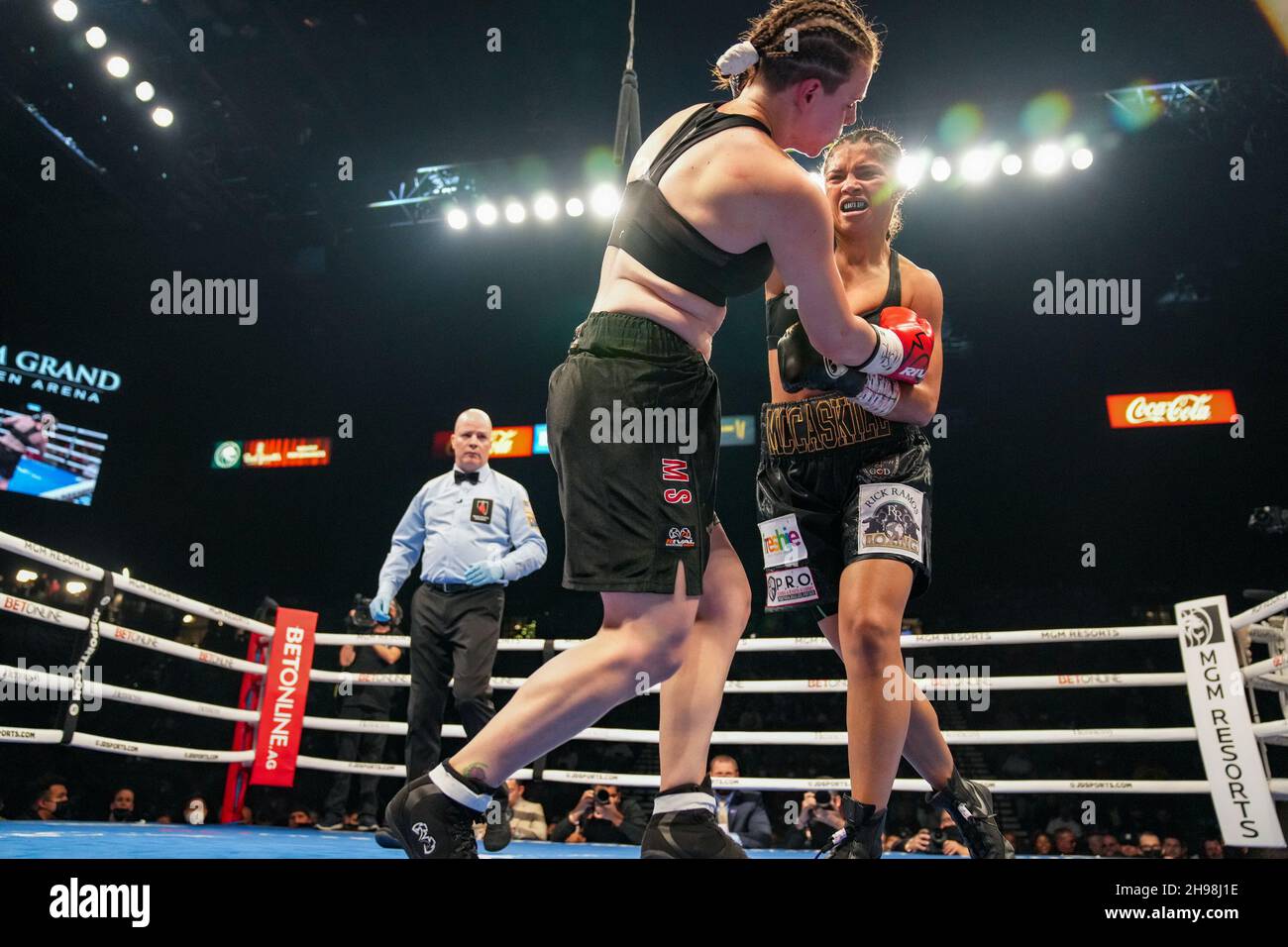 December 4, 2021, Las Vegas, LAS VEGAS, NV, United States: LAS VEGAS, NV - DECEMBER 4: (R-L) Jessica McCaskill punches Kandi Wyatt during their welterweight title bout at the MGM Grand Garden Arena on December 4, 2021 in Las Vegas, United States. (Credit Image: © Louis Grasse/PX Imagens via ZUMA Press Wire) Stock Photo