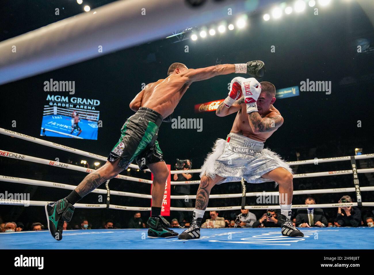 December 4, 2021, Las Vegas, LAS VEGAS, NV, United States: LAS VEGAS, NV - DECEMBER 4: (L-R) Devin Haney punches Joseph ''Jojo'' Diaz Jr during their WBC lightweight title fight at the MGM Grand Garden Arena on December 4, 2021 in Las Vegas, United States. (Credit Image: © Louis Grasse/PX Imagens via ZUMA Press Wire) Stock Photo