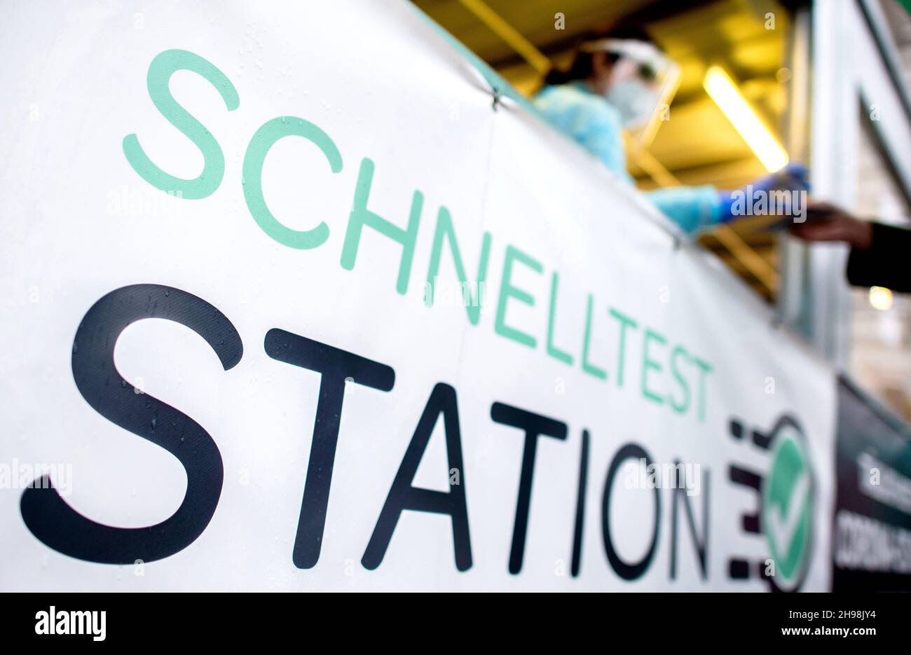 05 December 2021, Lower Saxony, Oldenburg The inscription "Schnelltest