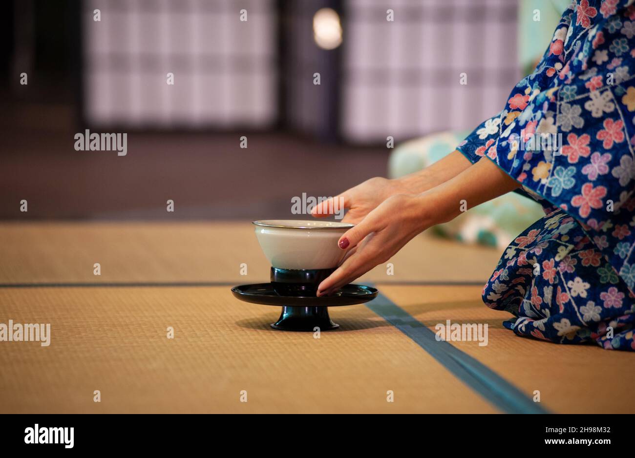 Japanese woman kneeling hi-res stock photography and images - Alamy