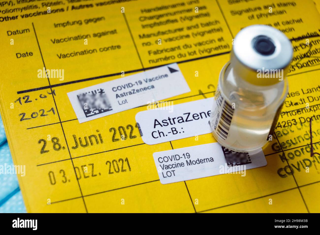 german vaccination card with the note of three vaccinations against Covid-19, booster vaccination - December 5, 2021   ---   Impfausweis mit dem Eintrag von drei Impfungen gegen Covid-19, Booster-Impfung - 5.12.2021 Stock Photo