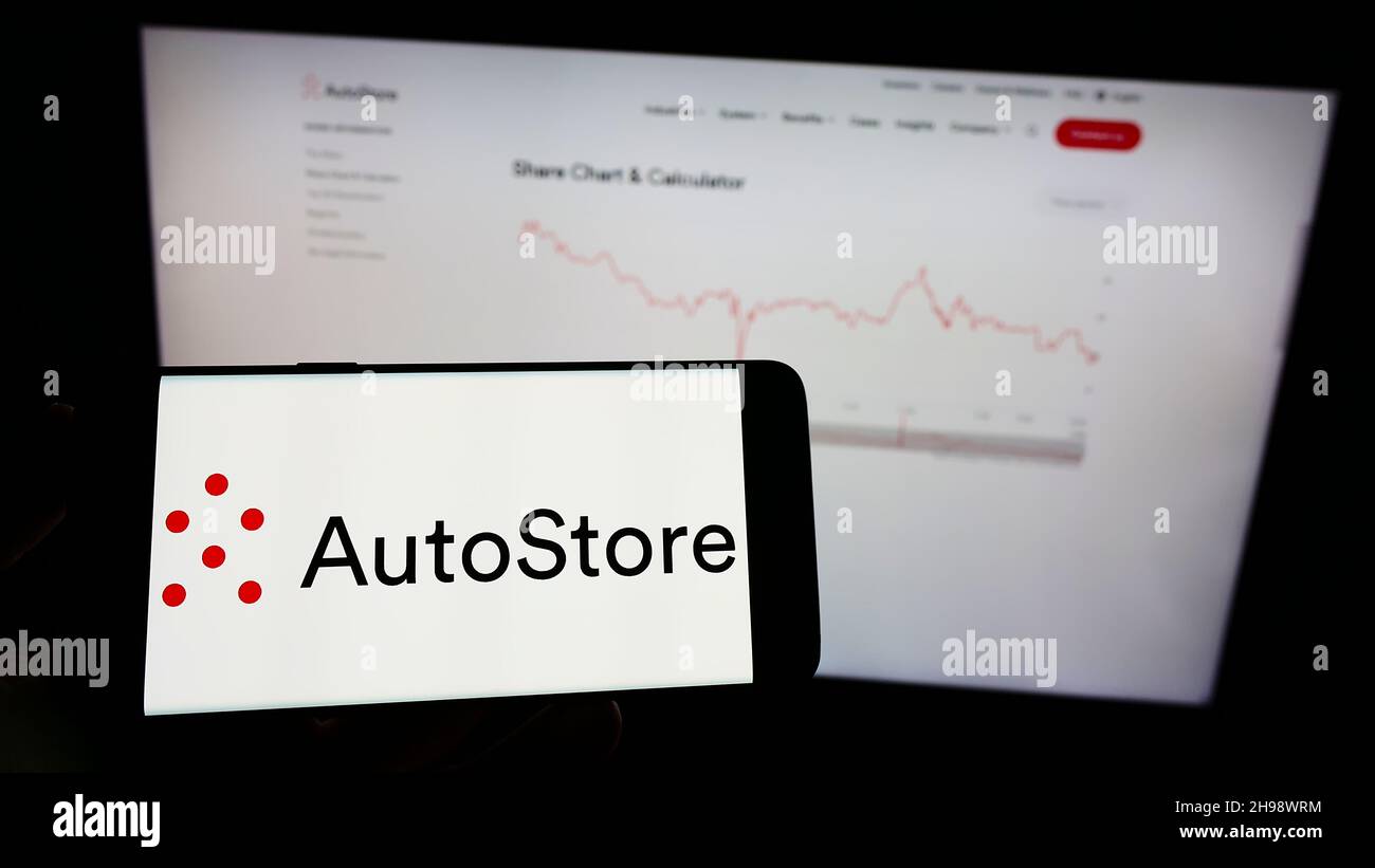 Person holding mobile phone with logo of Norwegian automated storage