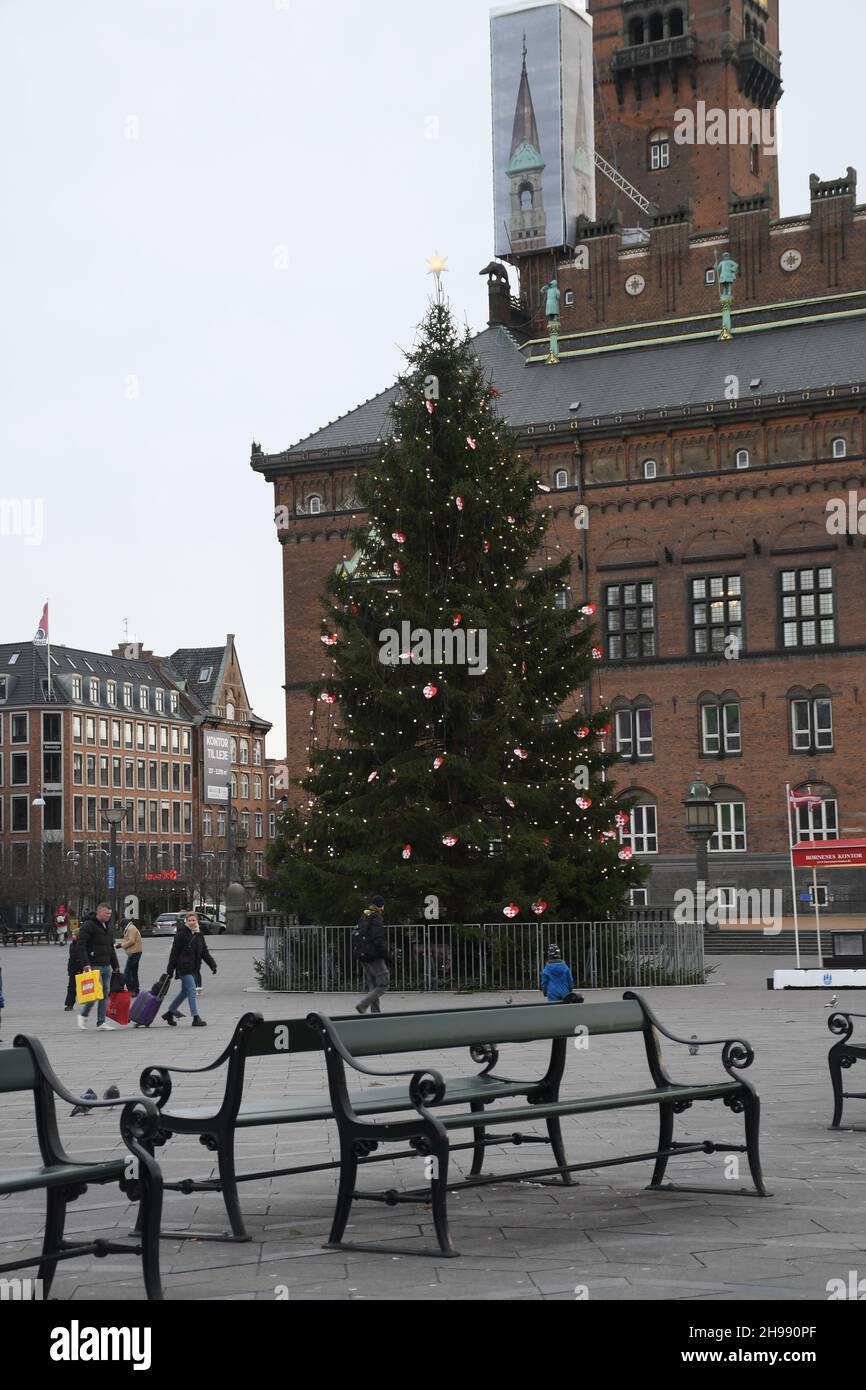 Copenhagen, Denmark. 18th December, 2018. Louis Vuitton window decorates  Christmas tree decorated with Louis Vuitton Credit: Francis Joseph Dean /  Deanpictures/Alamy Live News Stock Photo - Alamy