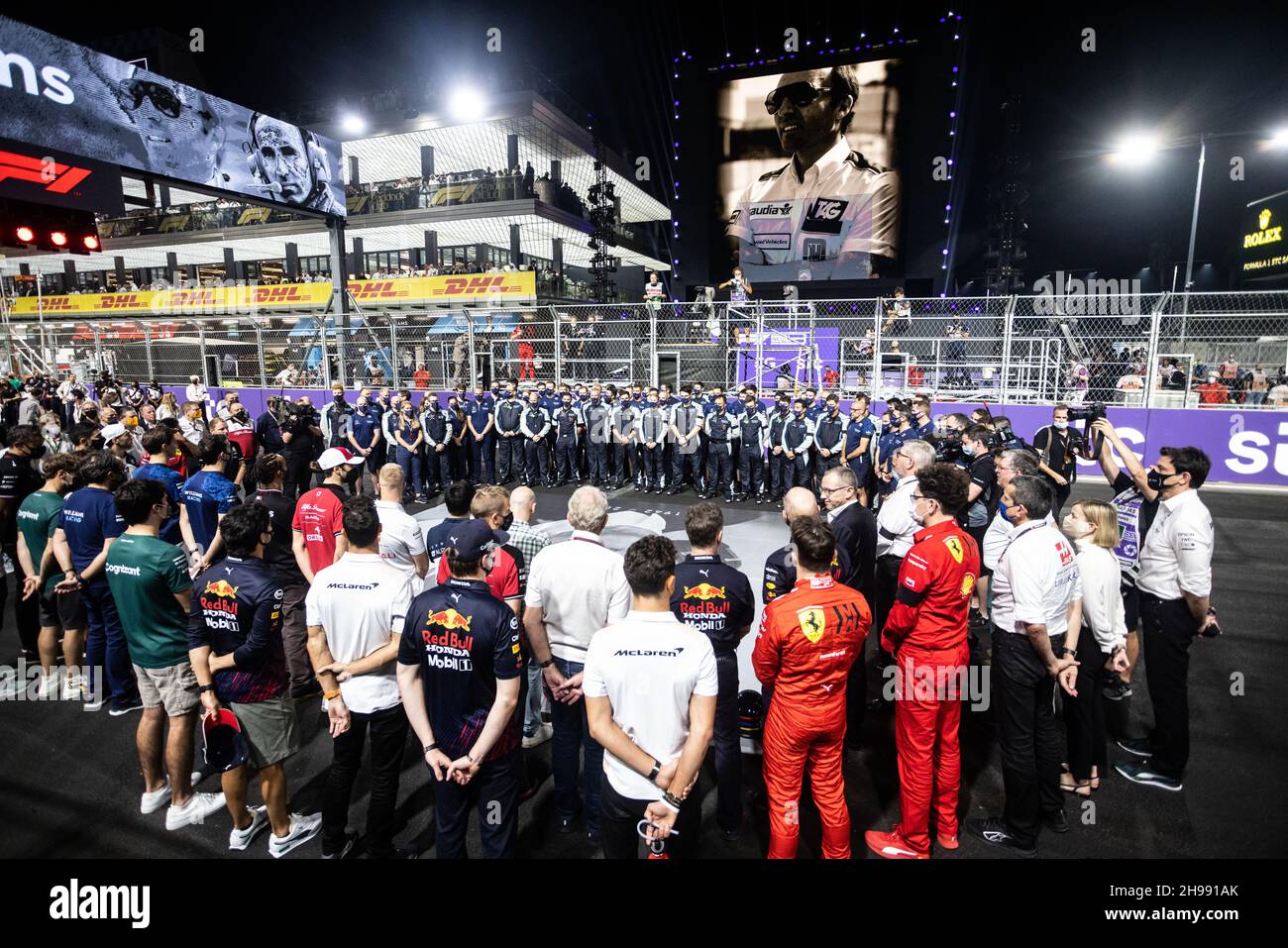 Jeddah, Saudi Arabia. 05th Dec, 2021. The Williams Racing team and the ...