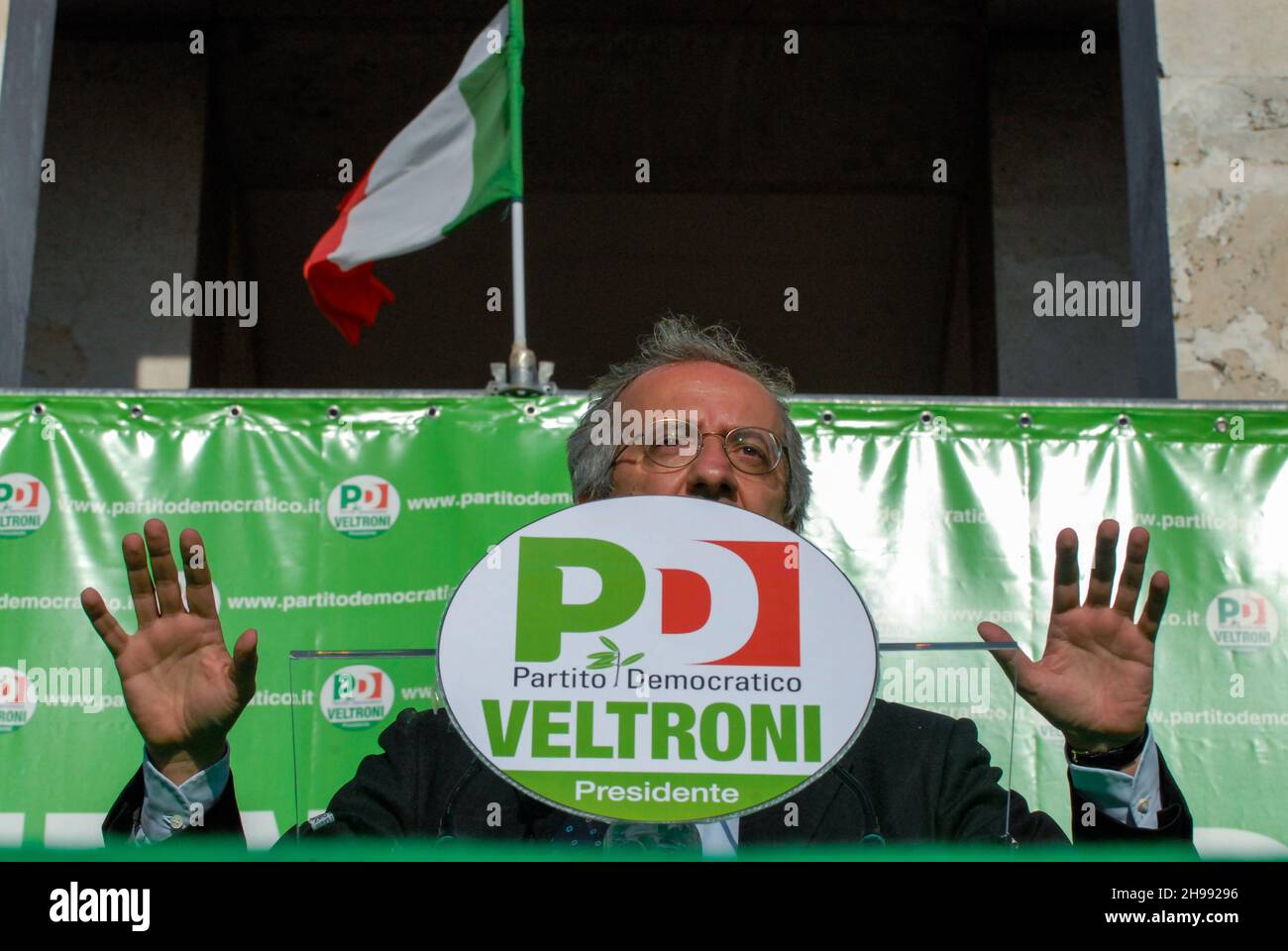 Latina, Italy 29/03/2008: election campaign for the political elections of the Democratic Party, Walter Veltroni in Piazza del Popolo. © Andrea Sabbadini Stock Photo