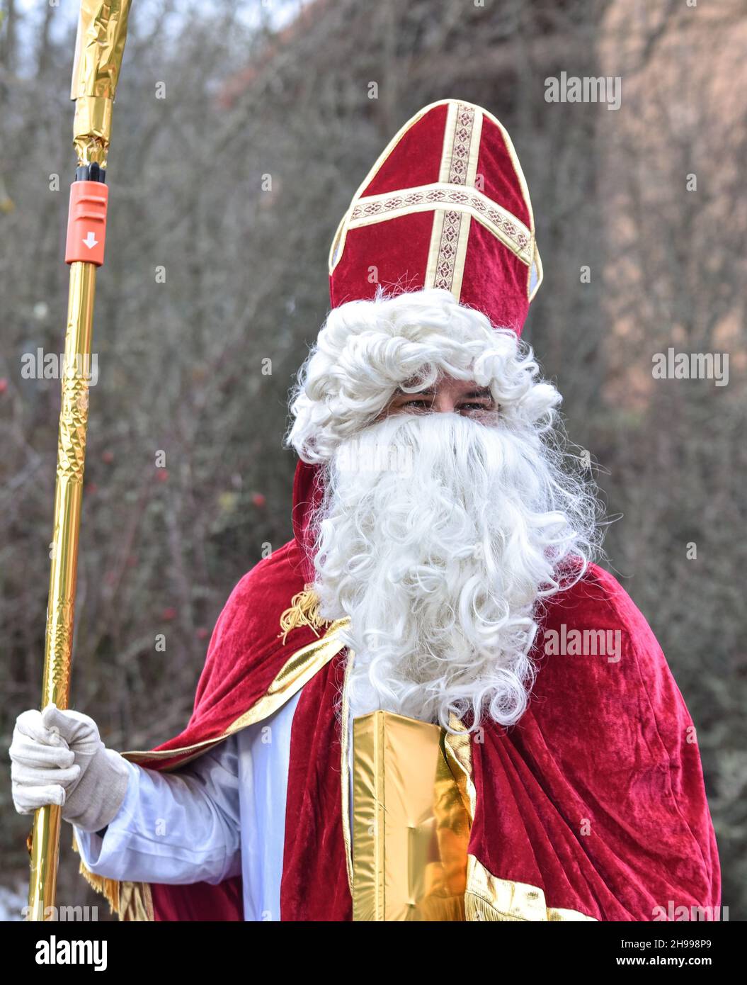 Germany ,Kirchlauter,  - 05 Dec 2021 - Local News - St. Nikolaus fundraiser for Franken Hospice Bamberg    Image: Markus Geier (Nikolaus) and Jan Schneiderbanger (Knecht Ruprecht) walk around the town of Kirchlauter, dressed as the Christmas pair, delivering goodies to children along a registered route. Those taking part donate money, 100% of the money is sent to a youth hospice in Bamberg, Germany. Stock Photo