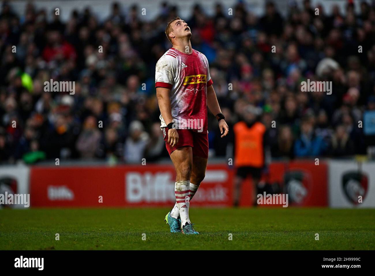 Leicester, United Kingdom. 05th Dec, 2021. Premiership Rugby. Leicester Tigers V Harlequins. Mattioli Woods Welford Road Stadium. Leicester. Jack Walker (Harlequins) looks to the skies. Credit: Sport In Pictures/Alamy Live News Stock Photo