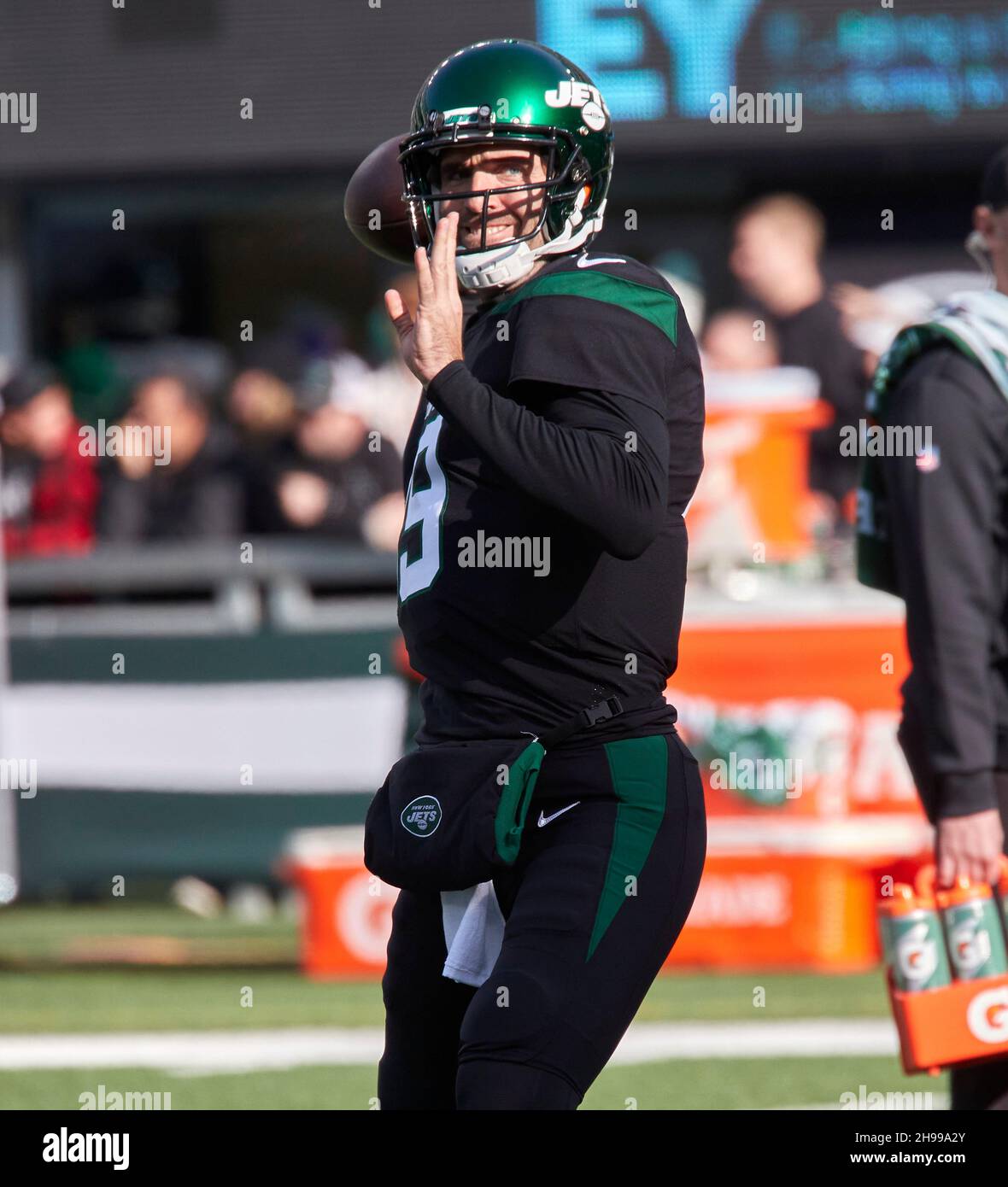 East Rutherford, New Jersey, USA. 5th Dec, 2021. New York Jets quarterback  Joe Flacco (19) warmup prior to game between the Philadelphia Eagles at  MetLife Stadium in East Rutherford, New Jersey on