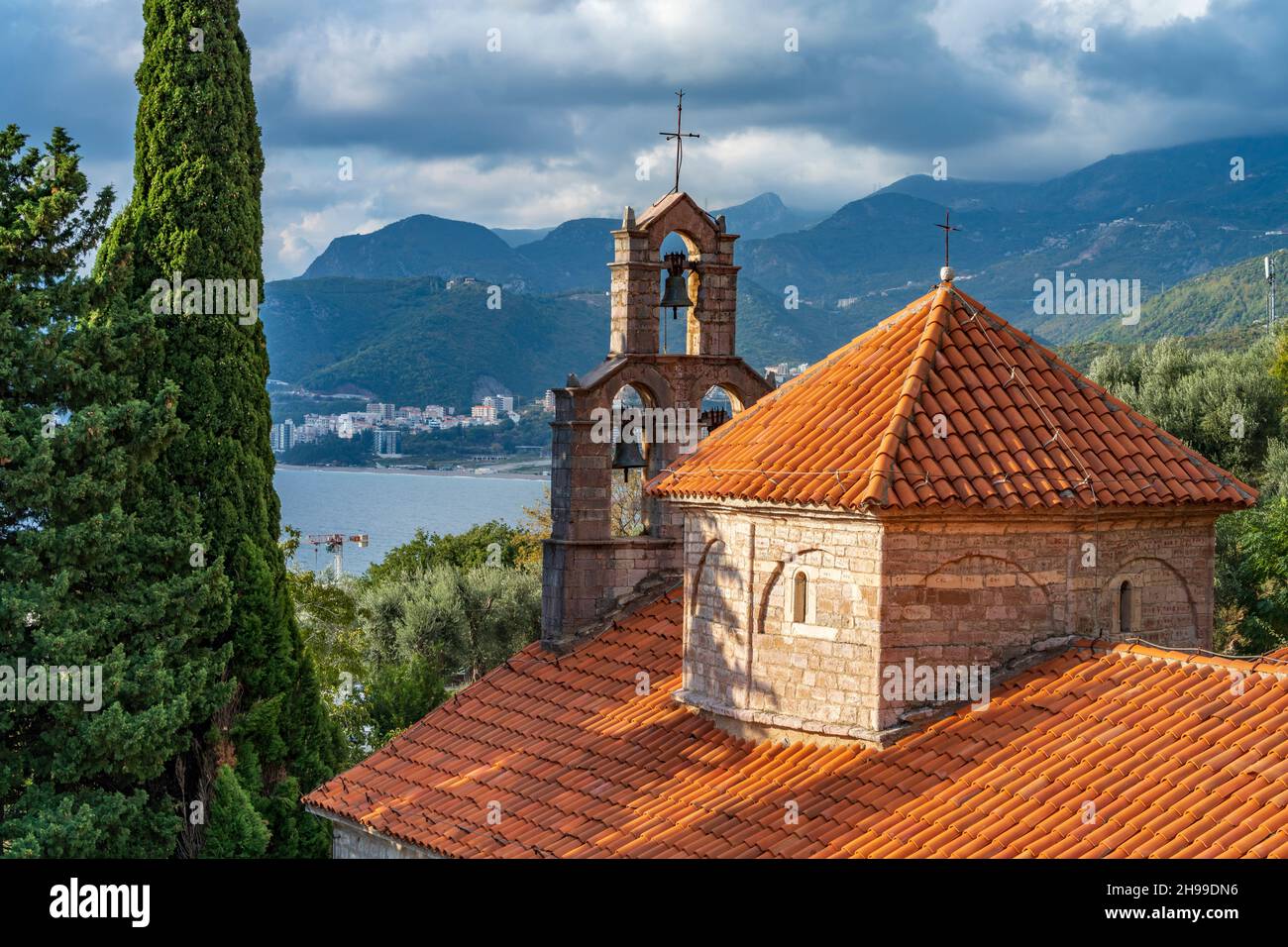 Das Kloster Praskvica in Celobrdo bei Budva, Montenegro, Europa  |  Serbian Orthodox monastery Praskvica in Celobrdo near Budva, Montenegro, Europe Stock Photo
