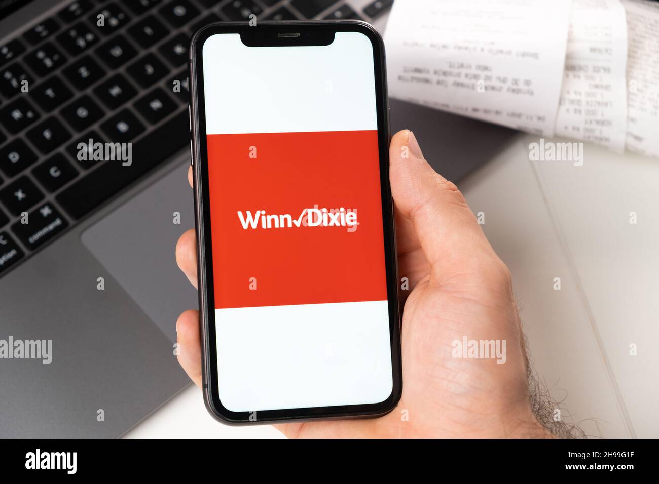 Winn Dixie mobile application of grocery chains. A mobile app for paying and ordering products and goods online. Buying groceries online November 2021, San Francisco, USA Stock Photo
