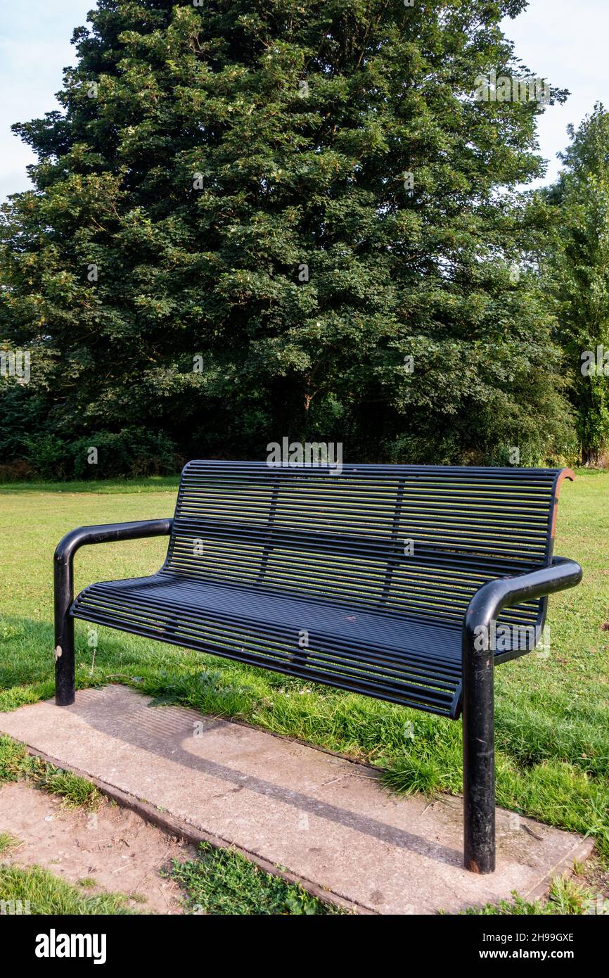 Metal Park bench in Greenlands Park, Dinnington, South Yorkshire Stock Photo