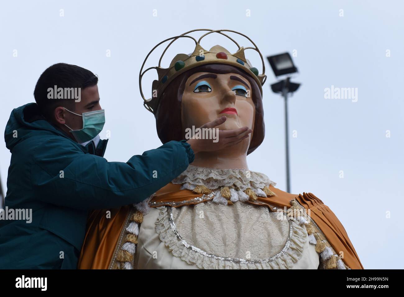 Spain. 05th Dec, 2021. A participant prepares a Gigante (Giant) for the Giants and Big Heads celebration.This Sunday, the village of Golmayo, north of Spain celebrates the National of Gigantes and Cabezudos (Giants and Big Heads) Festival. Gigantes and Cabezudos were created to represent archetypes and the tradition of the Spanish region. They are dressed in typical regional wedding and fiesta costumes. (Photo by Jorge Sanz/SOPA Images/Sipa USA) Credit: Sipa USA/Alamy Live News Stock Photo