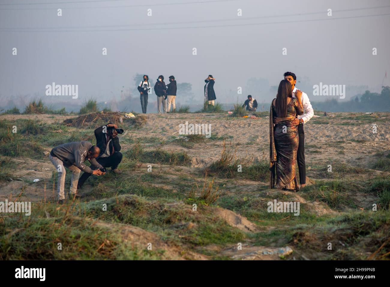 New Delhi, India. 05th Dec, 2021. A bride and groom pose for a pre wedding photoshoot at Yamuna Ghat, kashmiri Gate in Delhi. (Photo by Pradeep Gaur/SOPA Images/Sipa USA) Credit: Sipa USA/Alamy Live News Stock Photo